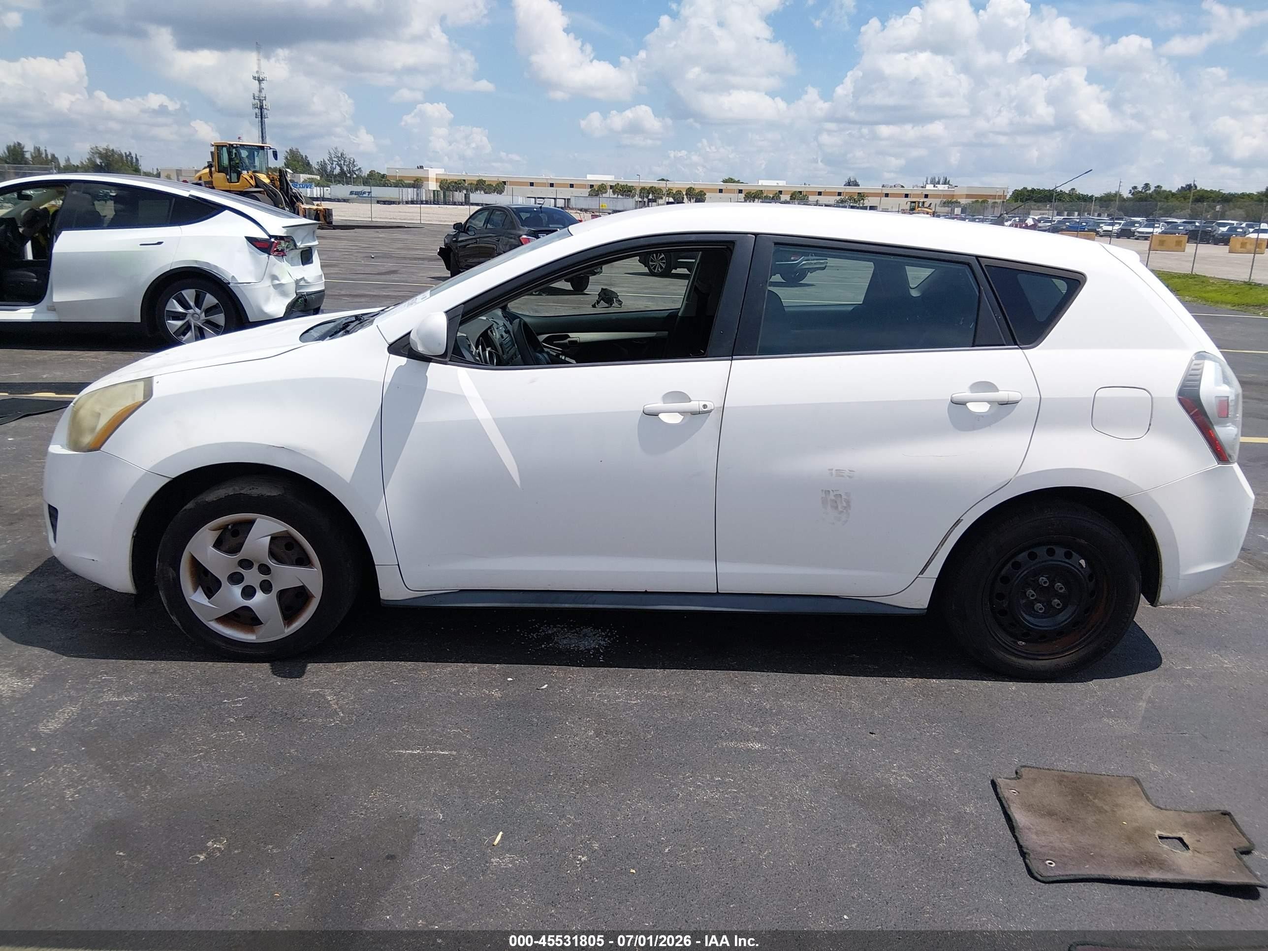 2010 Pontiac Vibe   White vin: 5Y2SP6E8XAZ415586