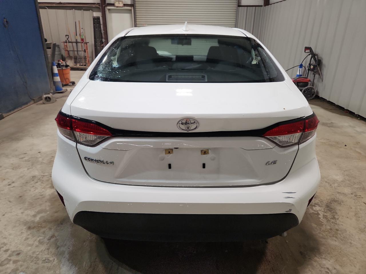 2024 Toyota Corolla Le White vin: 5YFB4MDE2RP150396 Damage: Rear Bumper, Dent(S) W/ Paint Dmg, 1 To 2 Inches
