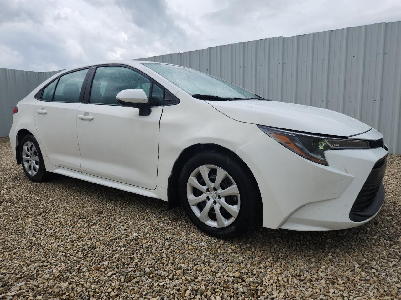2026 Toyota Corolla Le White vin: 5YFB4MDE6TP376125 Damage: Right Front Fender, Dent(S) W/No Paint Dmg, 5 To 6 Inches