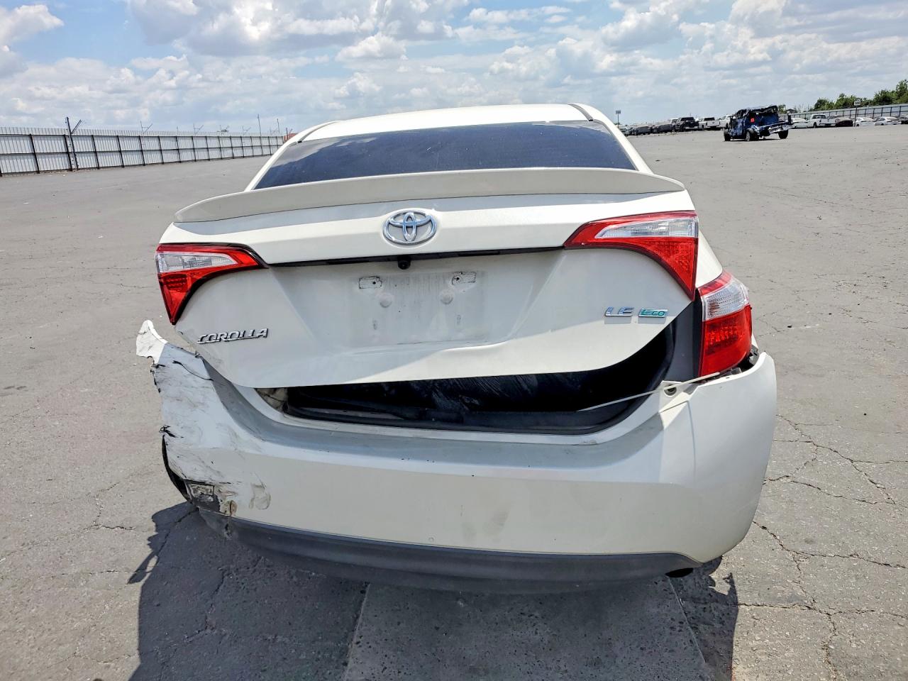 2015 Toyota Corolla Le Eco White vin: 5YFBPRHE2FP215323