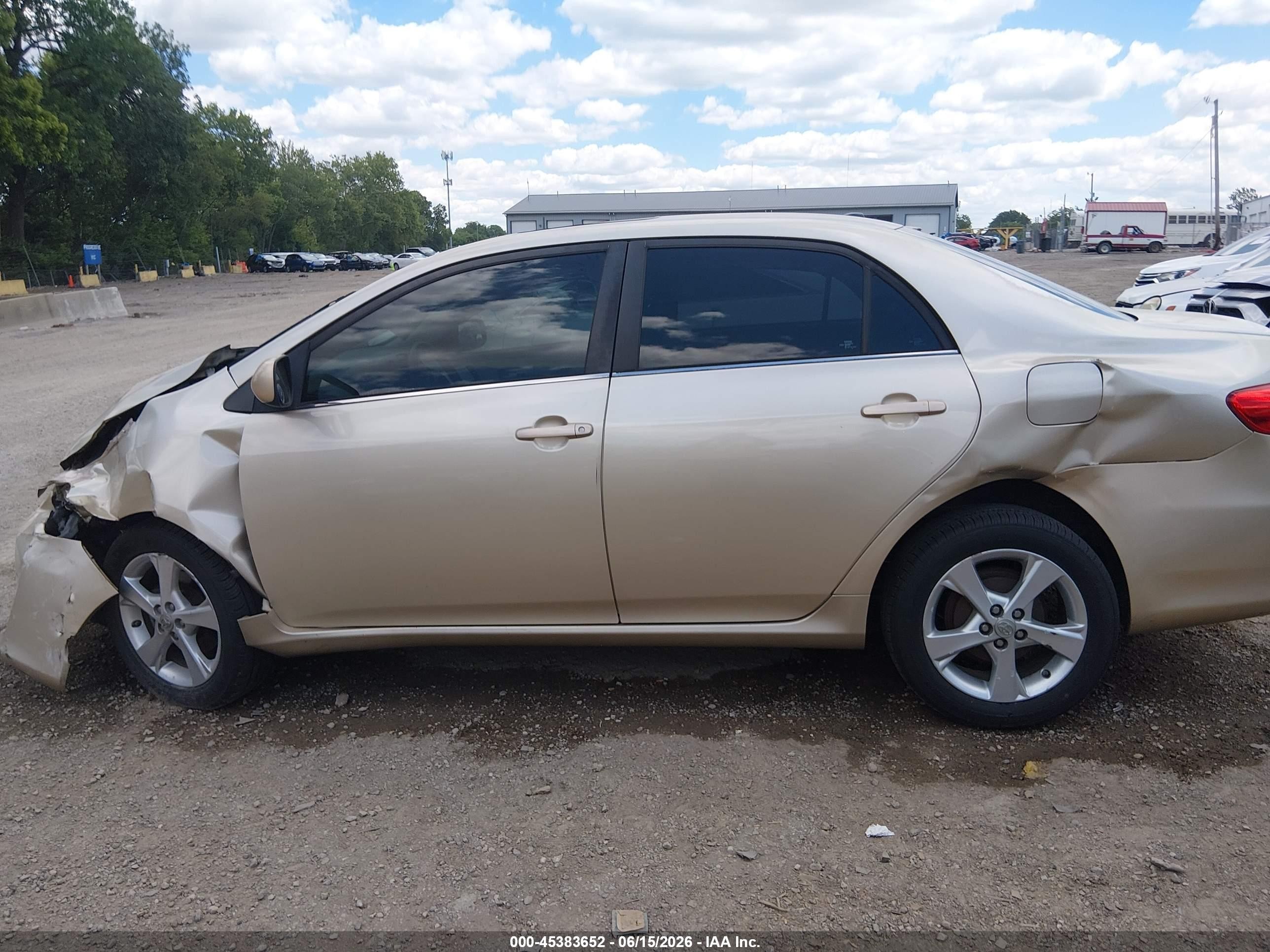 2013 Toyota Corolla Le Gold vin: 5YFBU4EE0DP112835