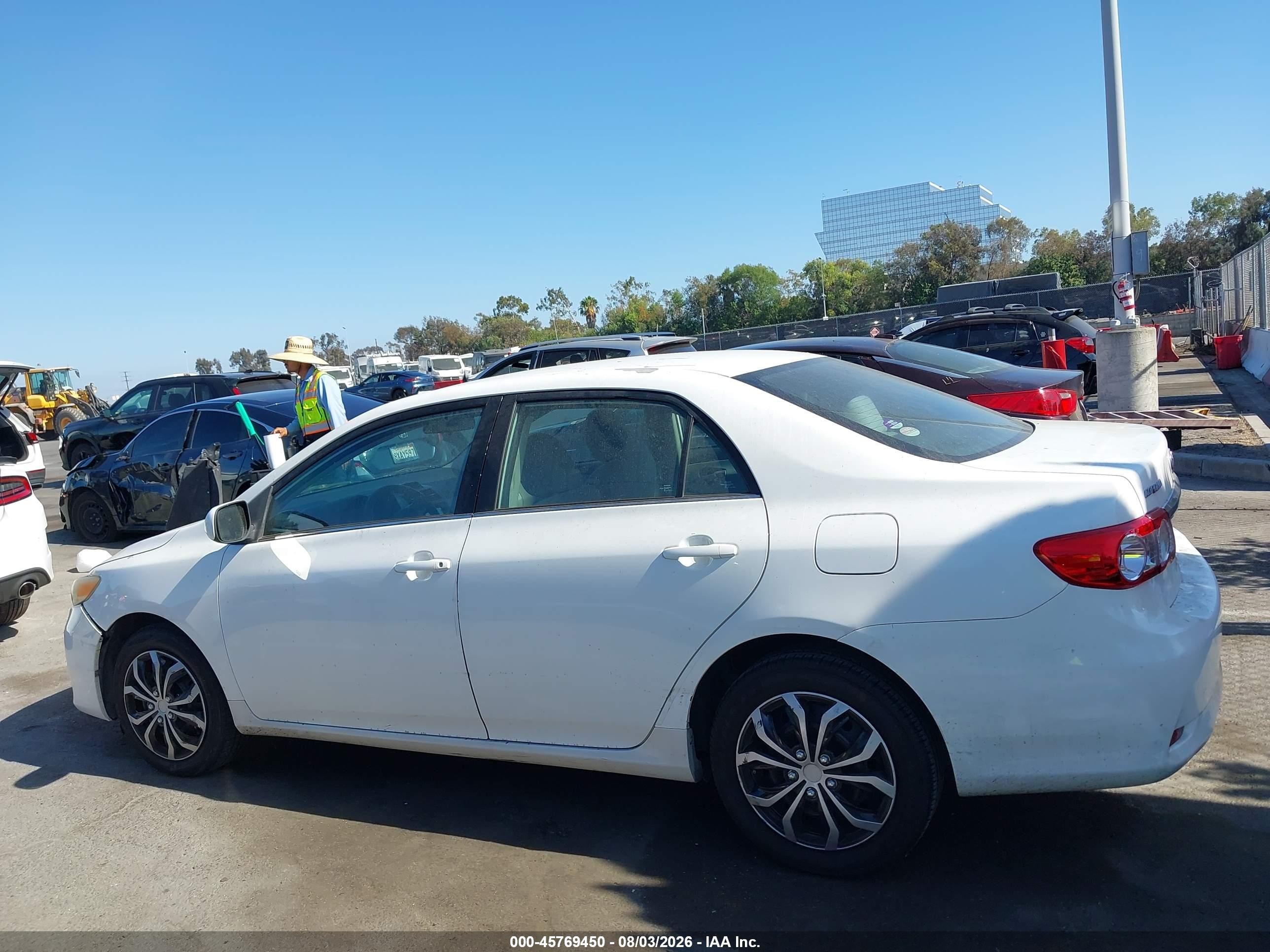 2013 Toyota Corolla Le Белый vin: 5YFBU4EE0DP182593