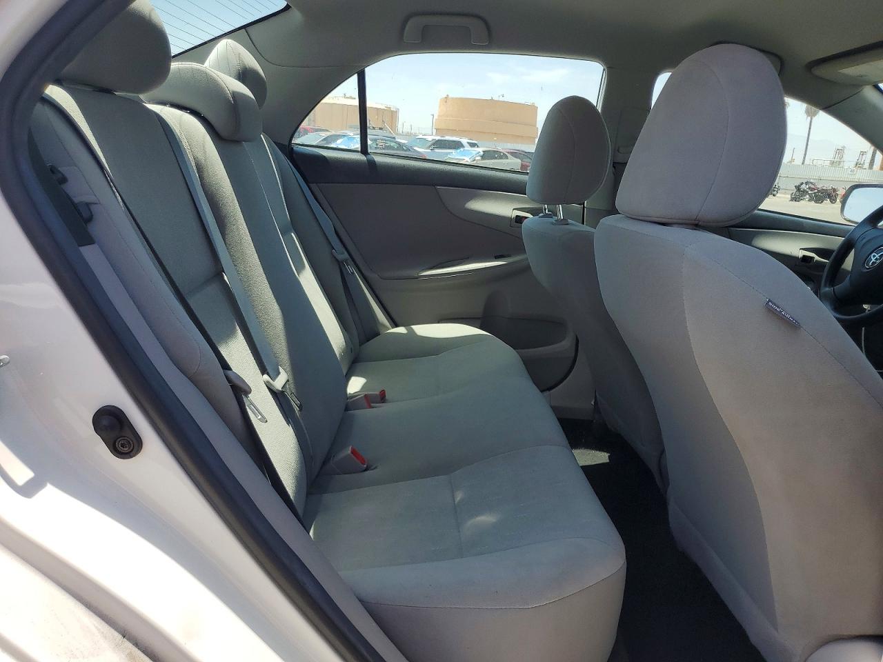 2013 Toyota Corolla L Белый vin: 5YFBU4EE0DP196042