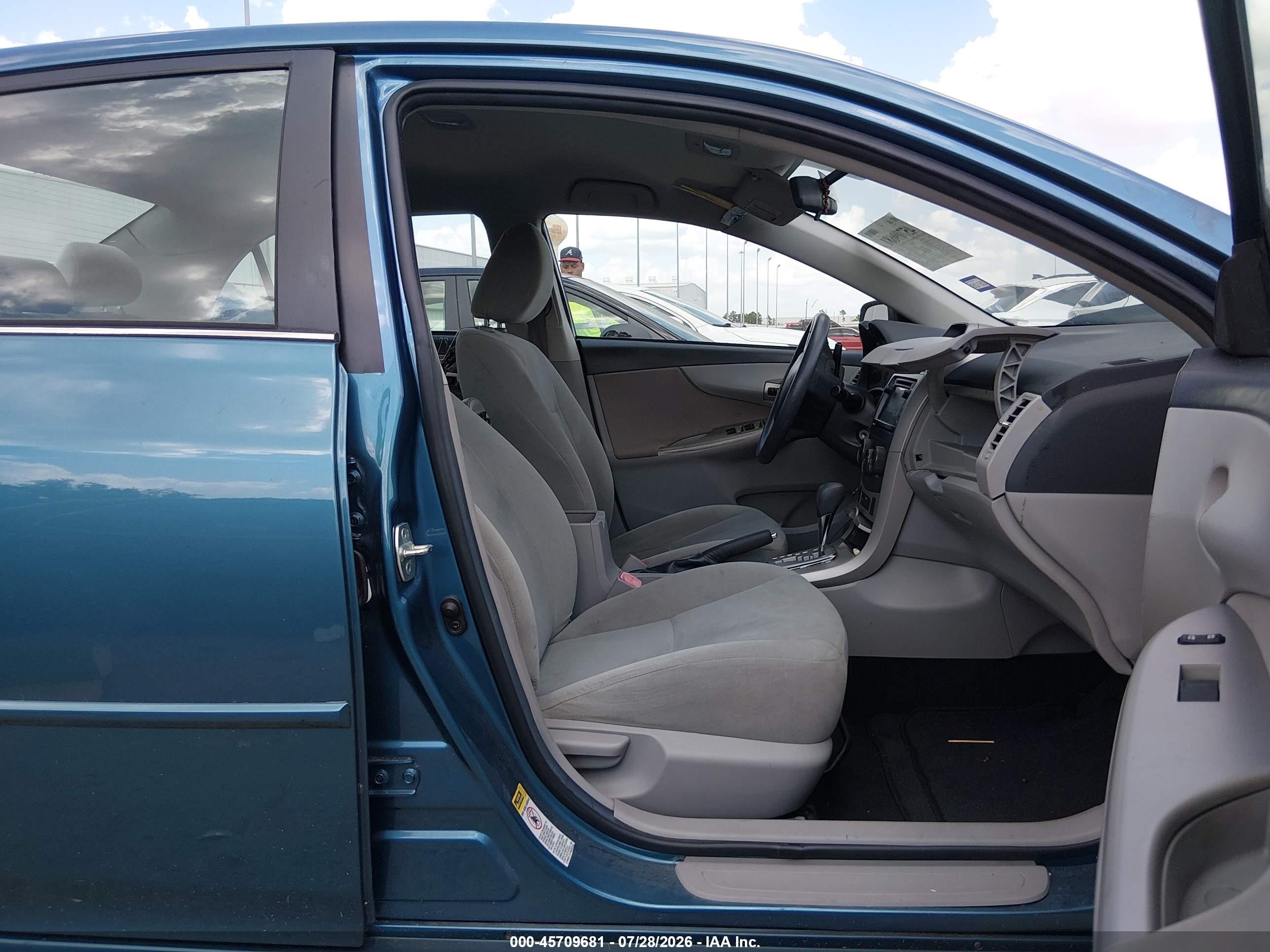 2013 Toyota Corolla Le Blue vin: 5YFBU4EE1DP087850