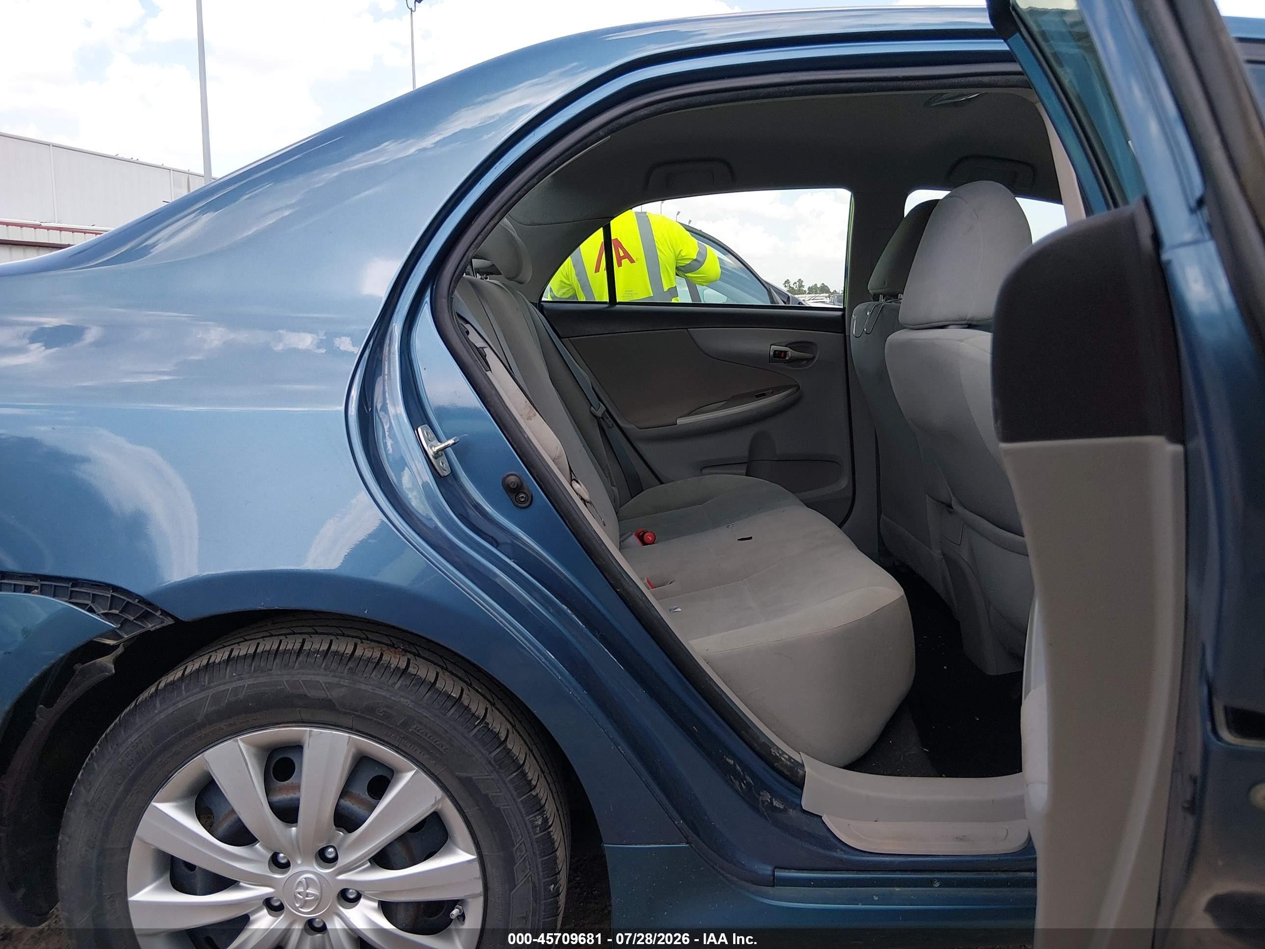 2013 Toyota Corolla Le Blue vin: 5YFBU4EE1DP087850