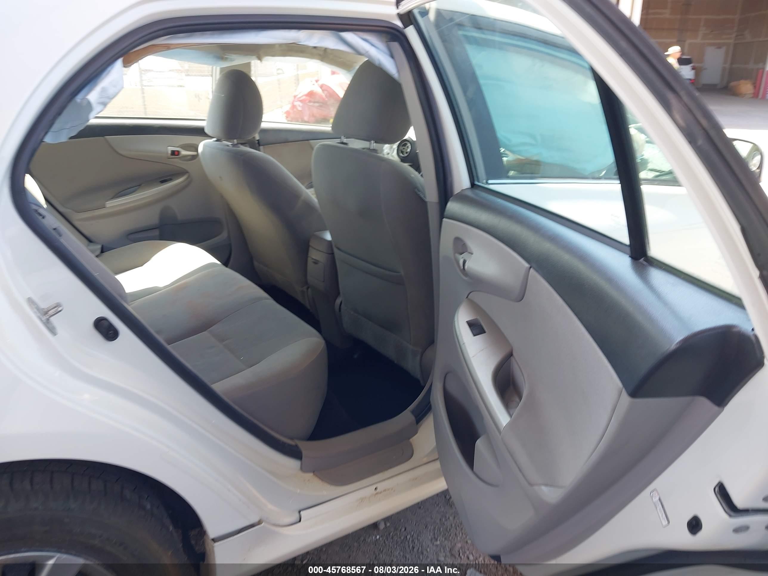 2013 Toyota Corolla Le White vin: 5YFBU4EE1DP102749
