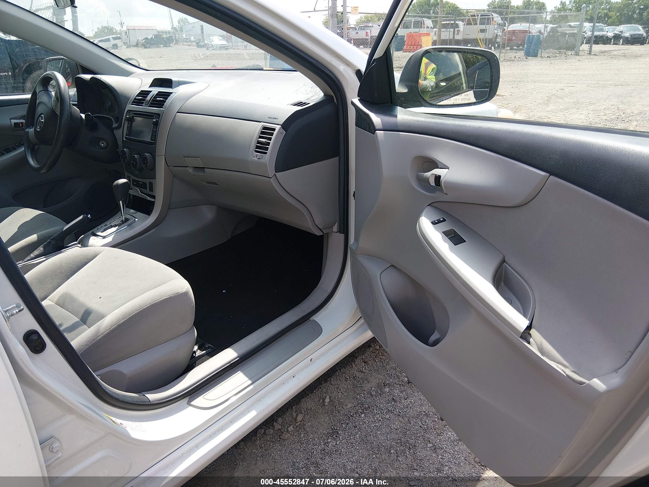 2013 Toyota Corolla Le White vin: 5YFBU4EE1DP122516