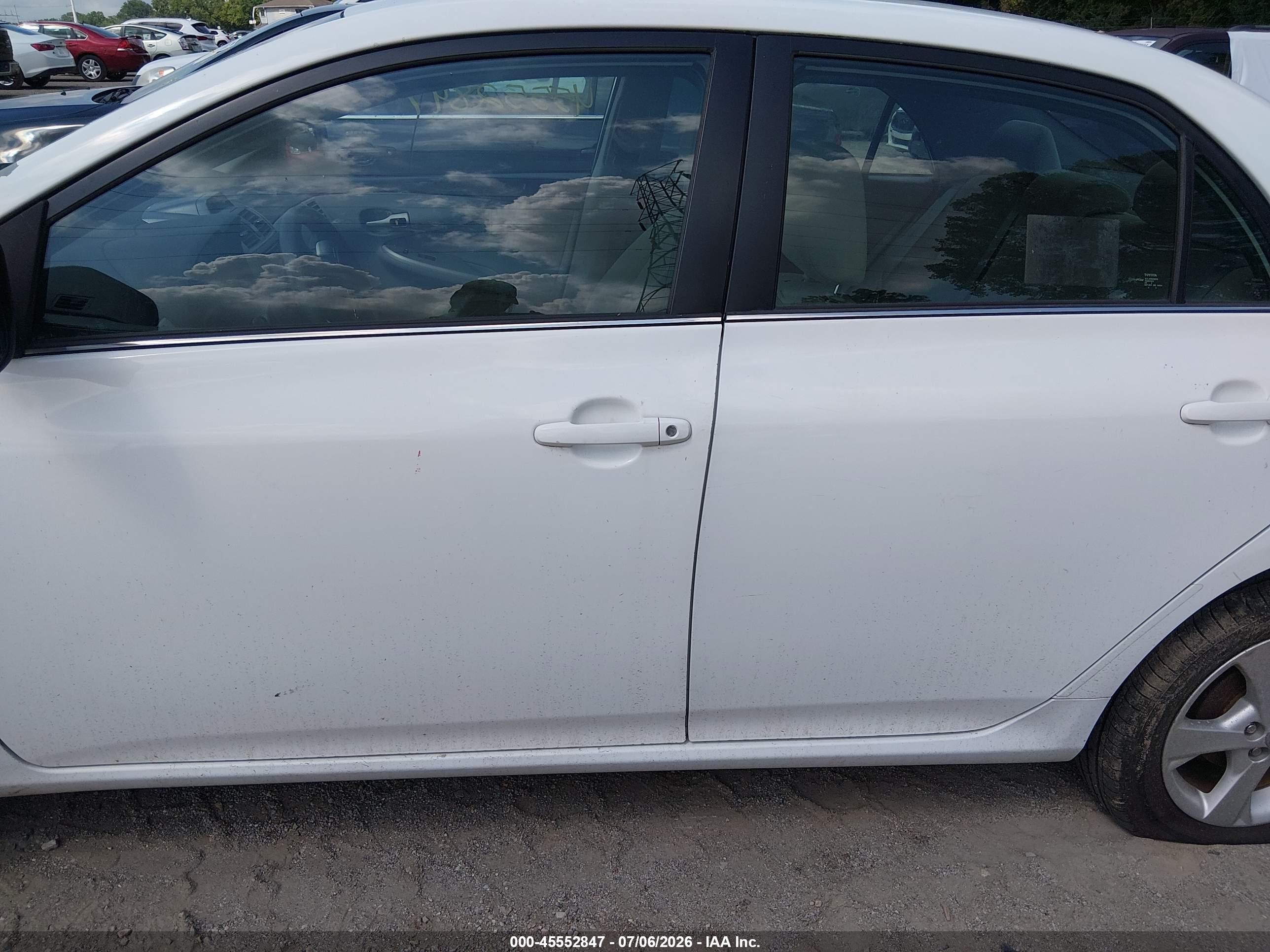 2013 Toyota Corolla Le White vin: 5YFBU4EE1DP122516