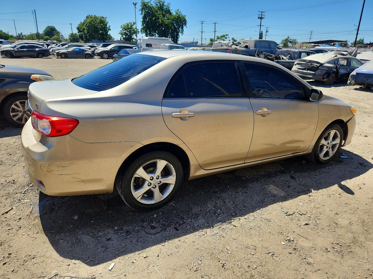 2013 Toyota Corolla Le Gold vin: 5YFBU4EE1DP142958