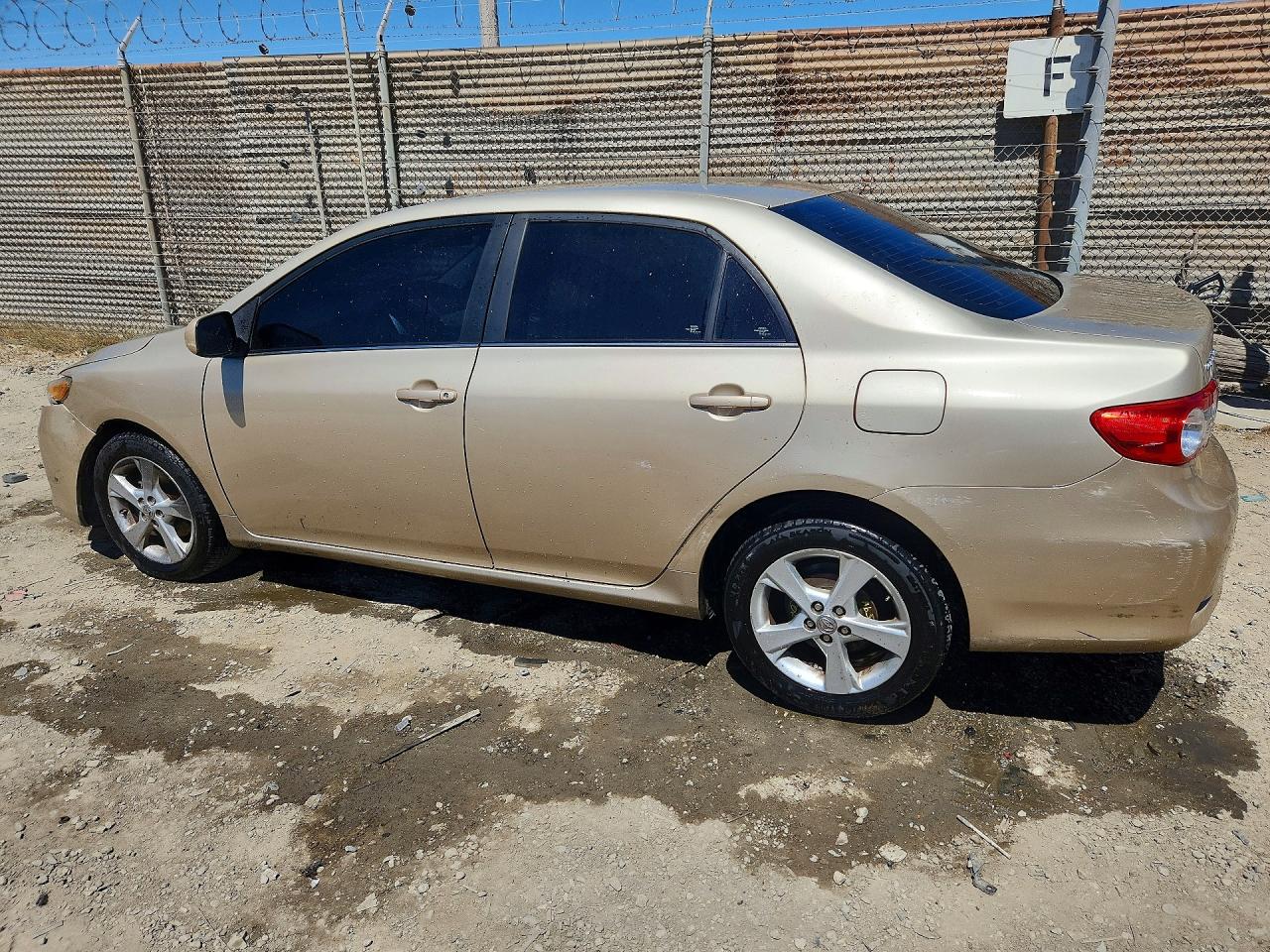 2013 Toyota Corolla Le Gold vin: 5YFBU4EE1DP142958