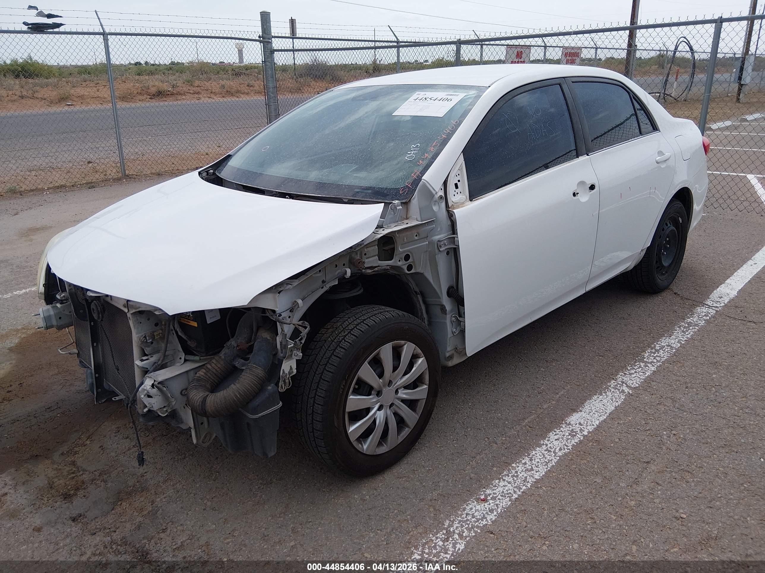 2013 Toyota Corolla Le White vin: 5YFBU4EE1DP157363