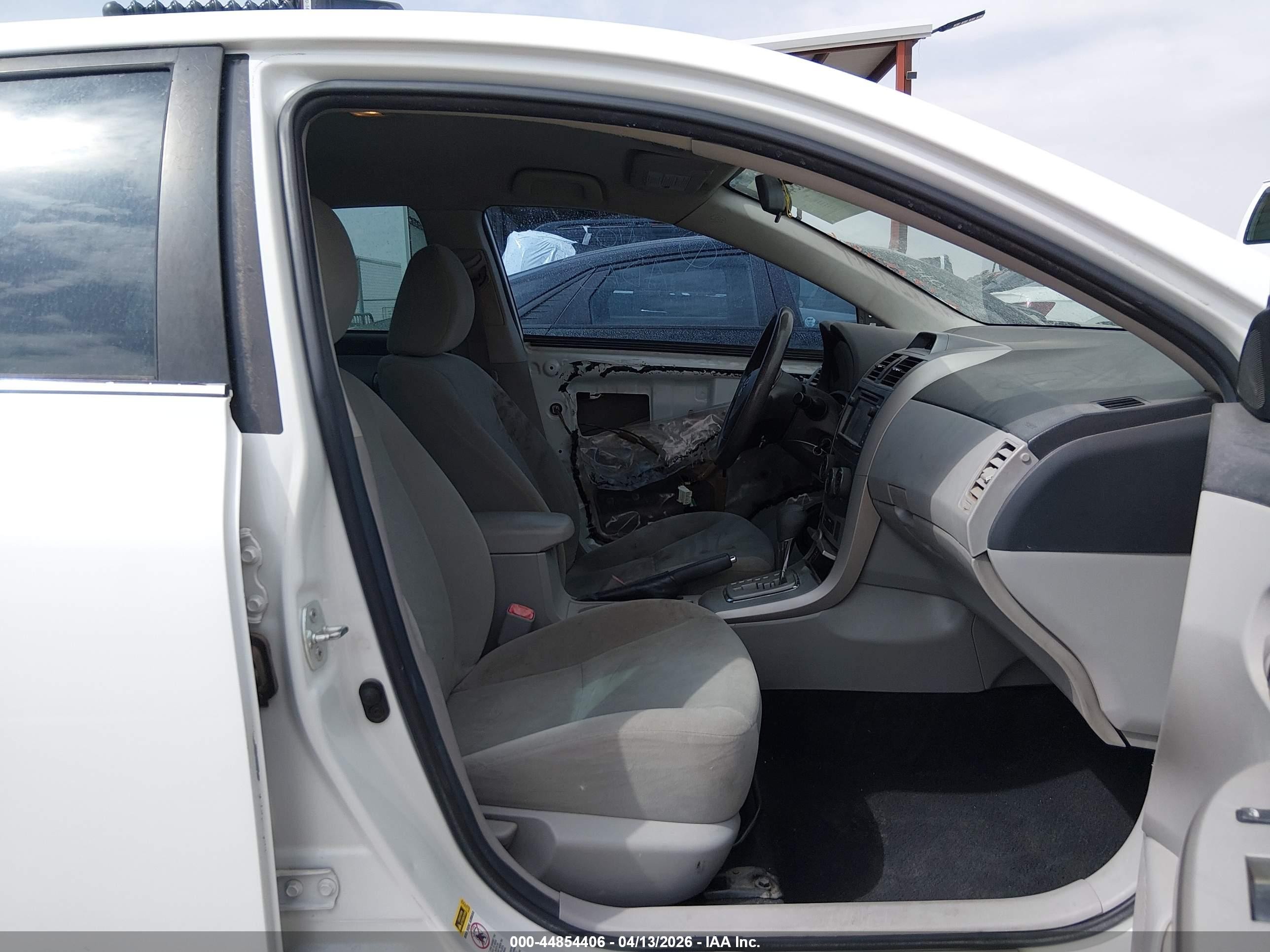2013 Toyota Corolla Le White vin: 5YFBU4EE1DP157363