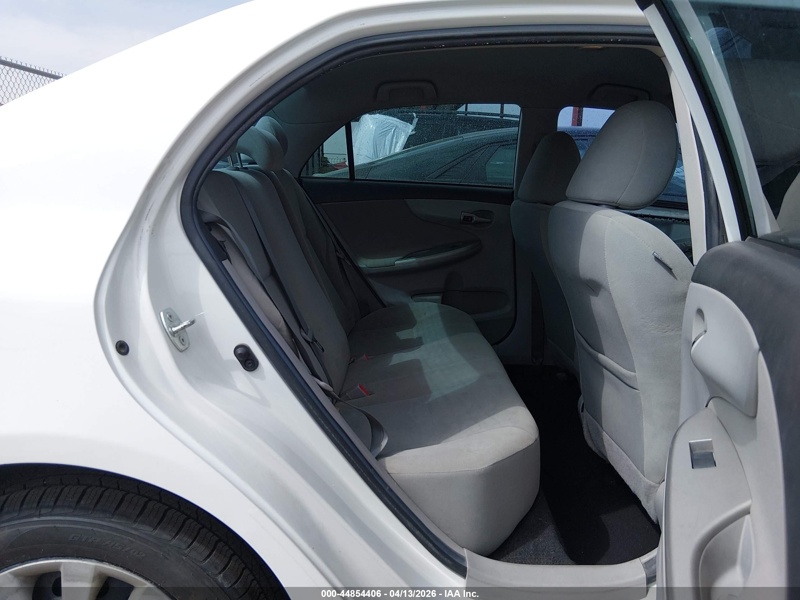 2013 Toyota Corolla Le White vin: 5YFBU4EE1DP157363