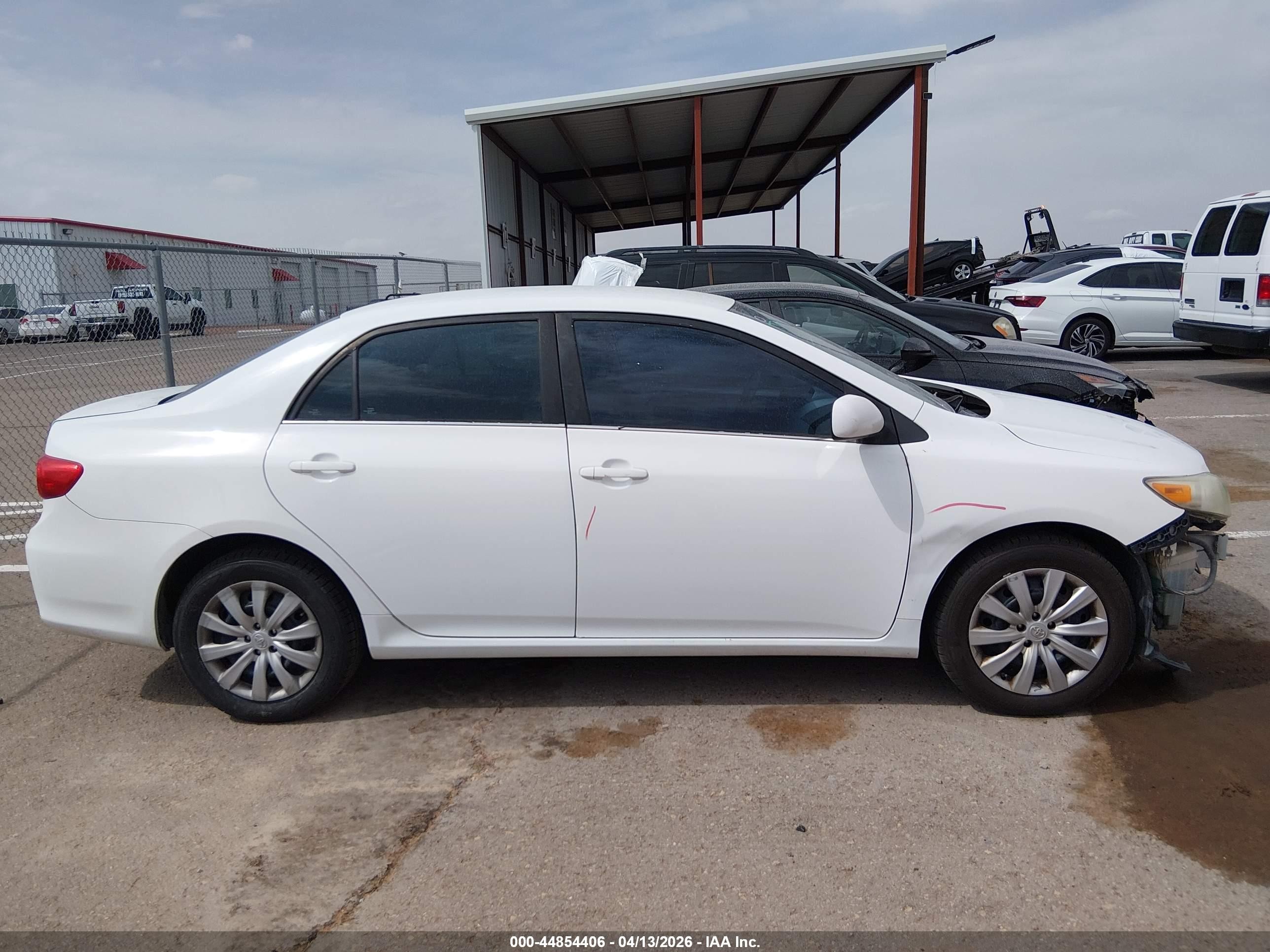 2013 Toyota Corolla Le White vin: 5YFBU4EE1DP157363