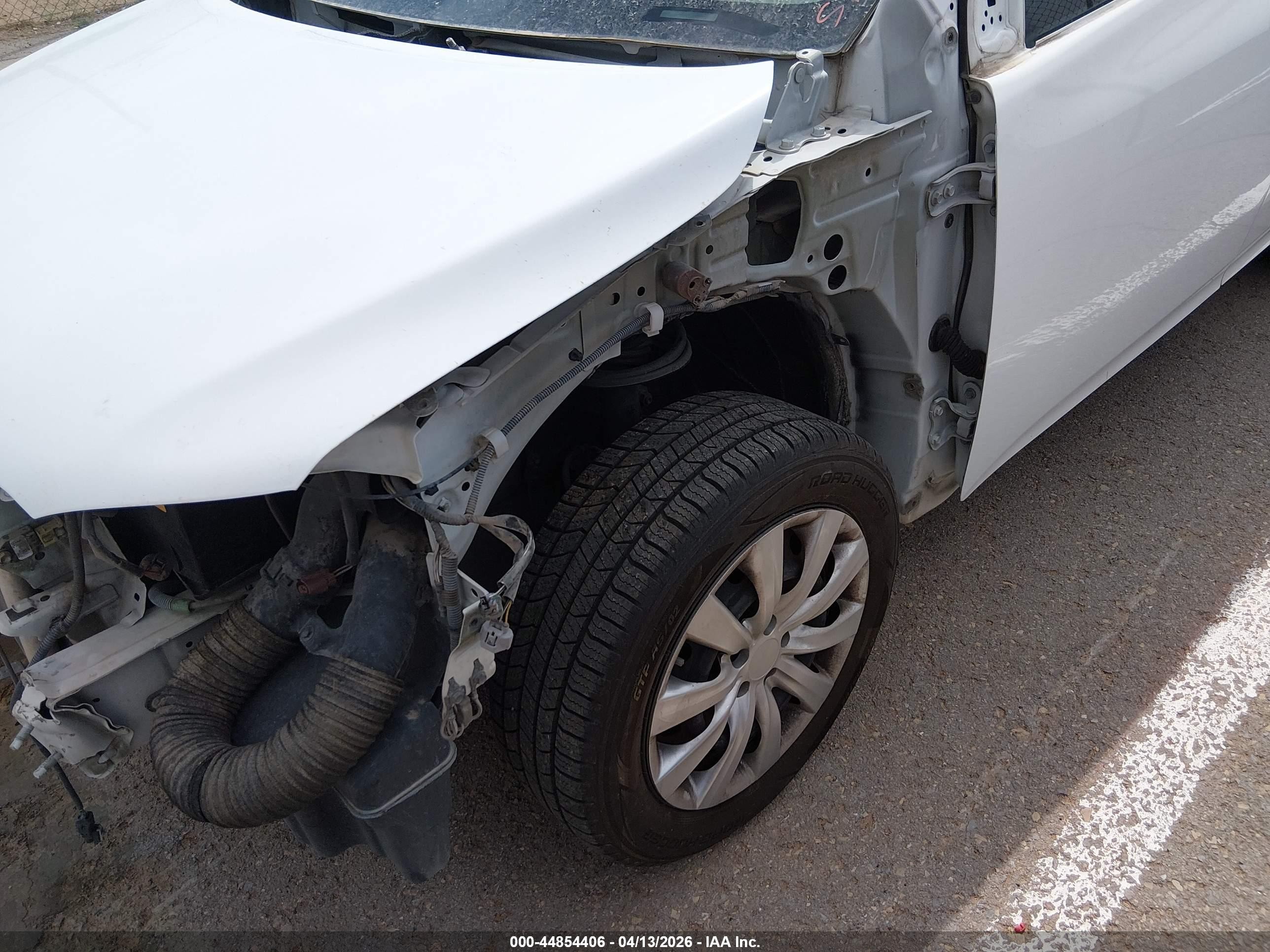 2013 Toyota Corolla Le White vin: 5YFBU4EE1DP157363