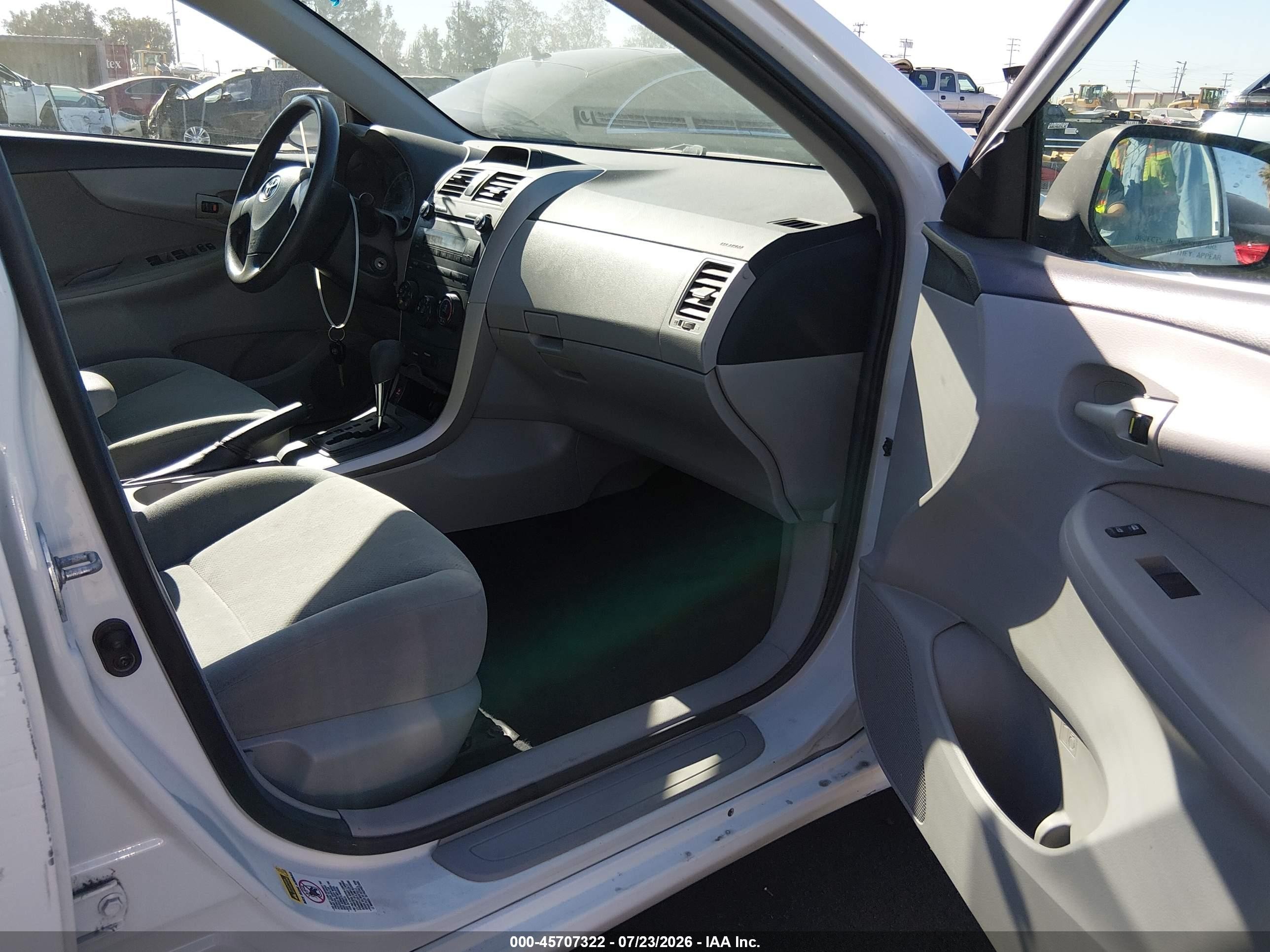 2013 Toyota Corolla L White vin: 5YFBU4EE1DP180013