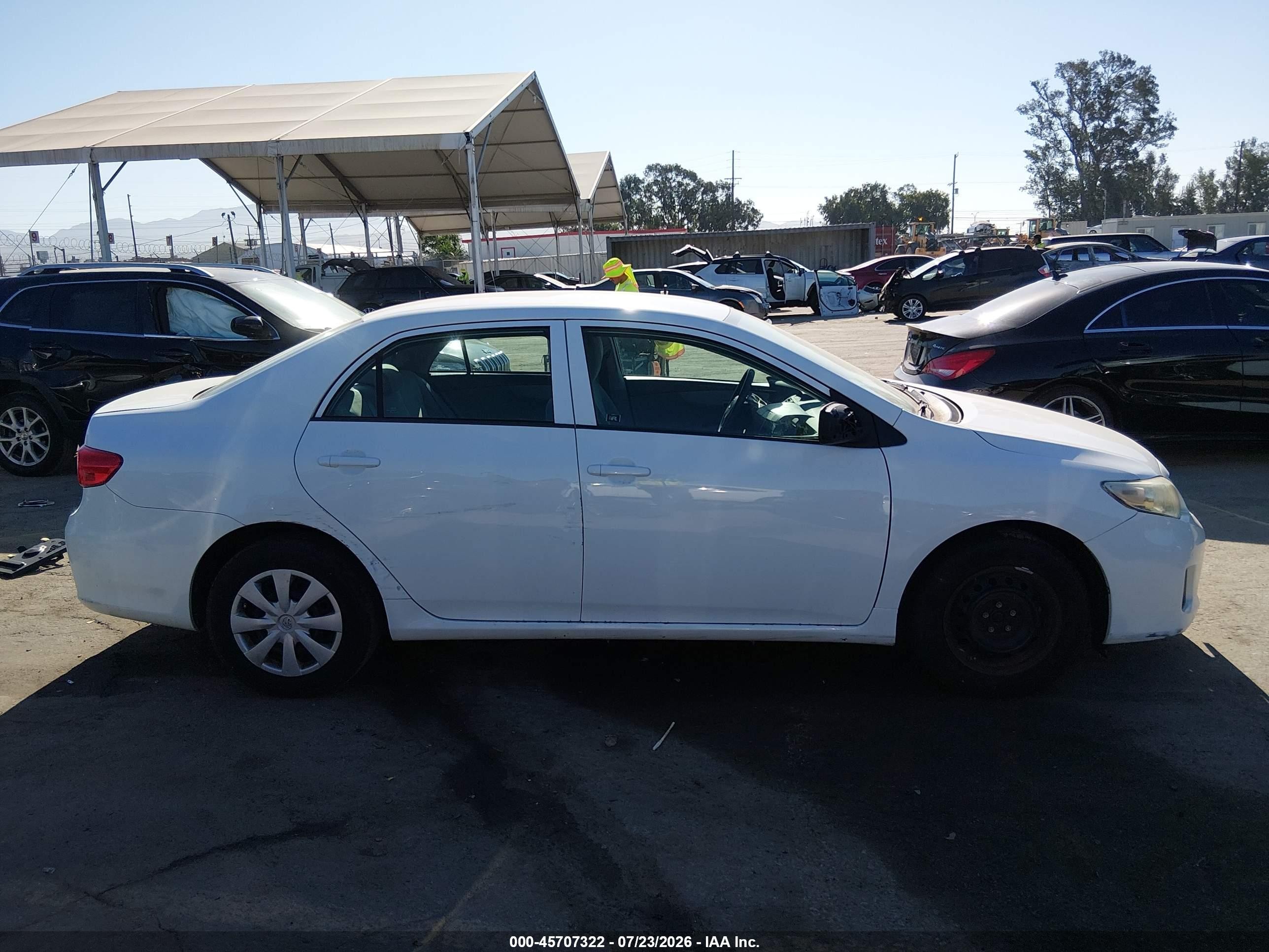 2013 Toyota Corolla L White vin: 5YFBU4EE1DP180013