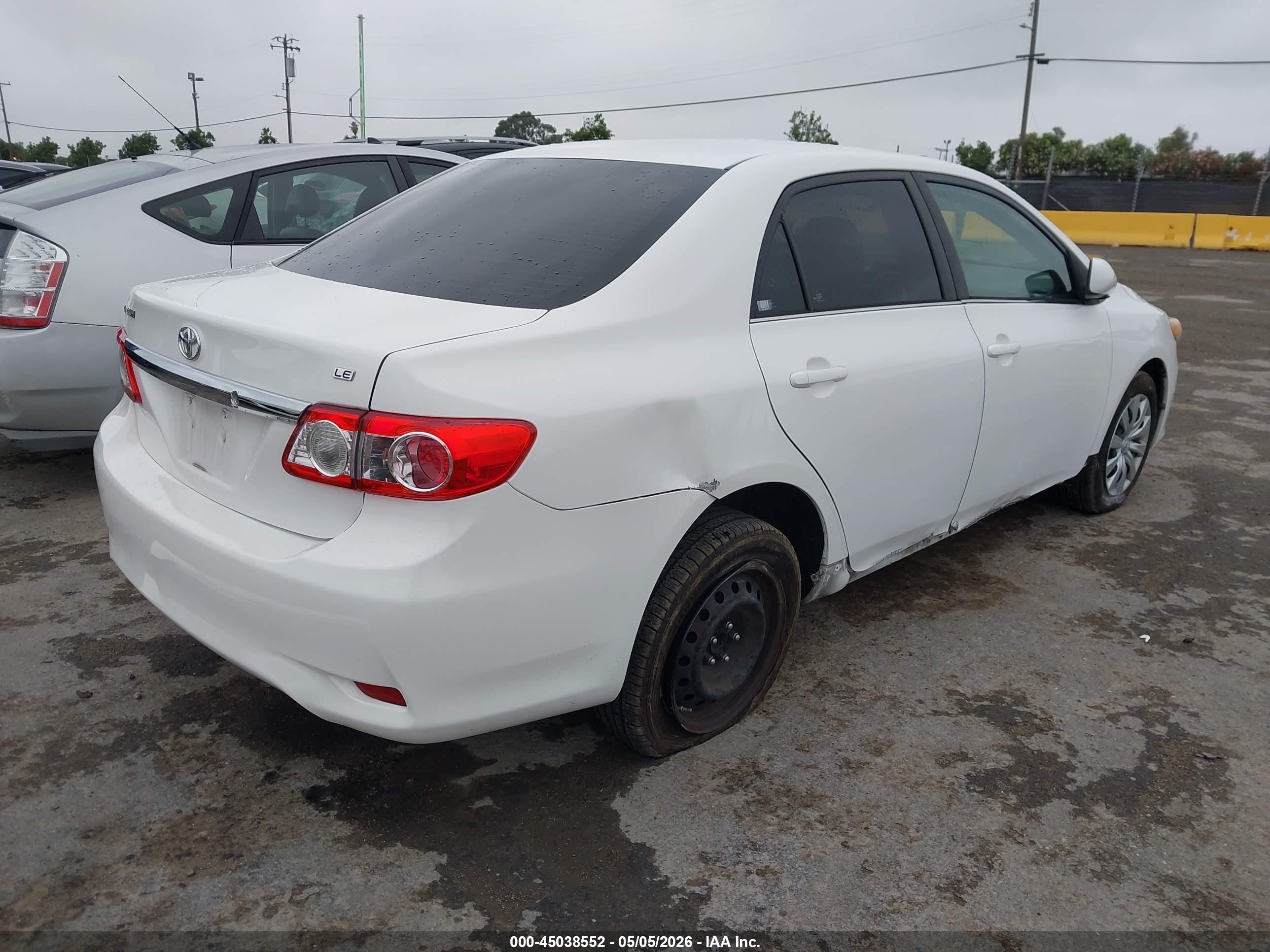 2013 Toyota Corolla Le White vin: 5YFBU4EE2DP135114