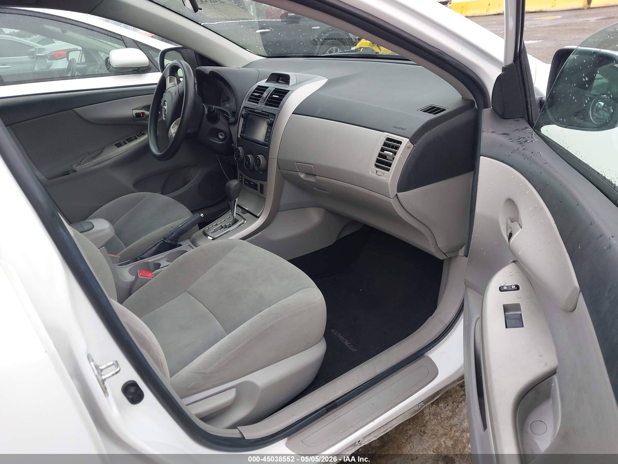 2013 Toyota Corolla Le White vin: 5YFBU4EE2DP135114