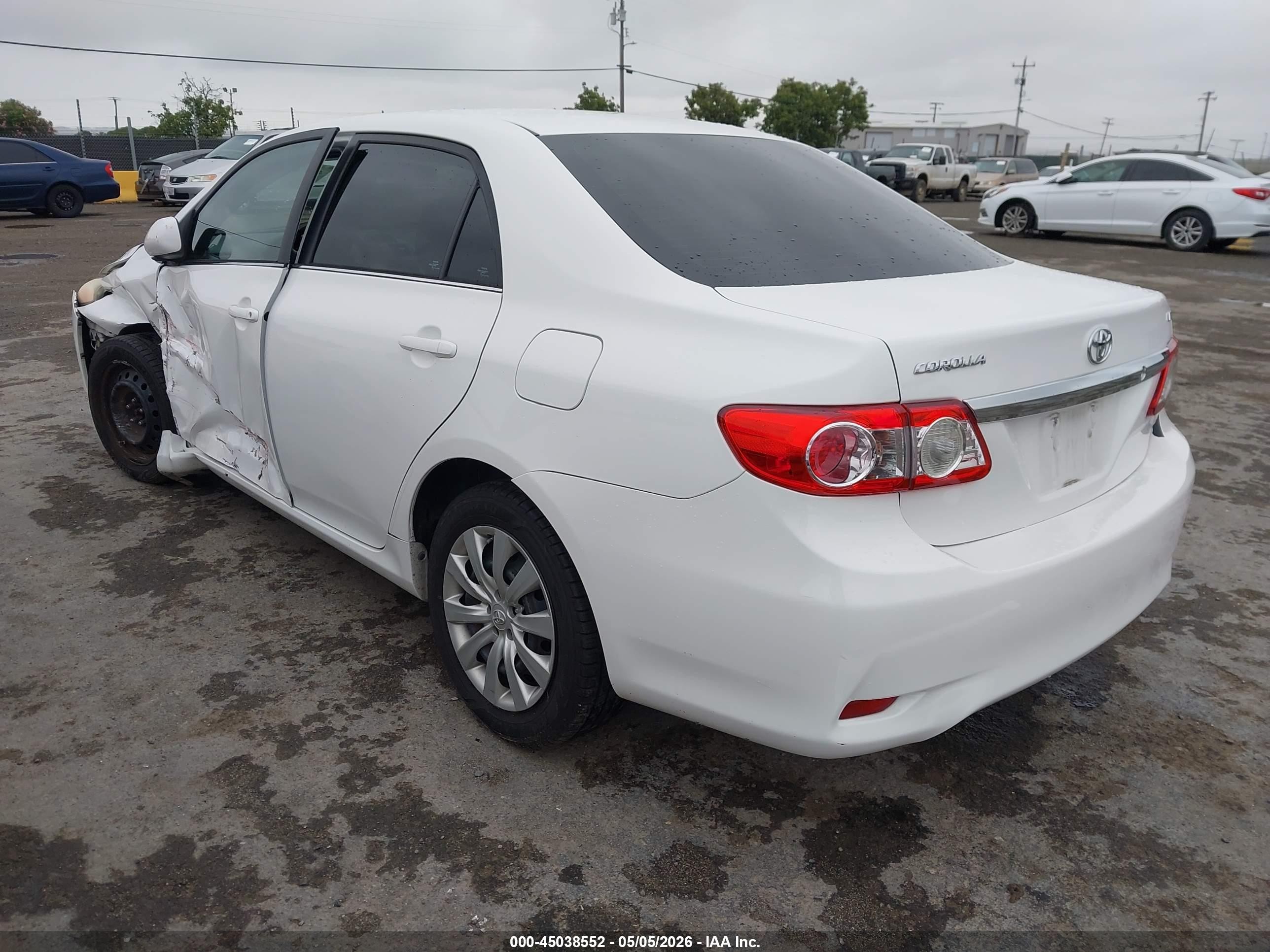 2013 Toyota Corolla Le White vin: 5YFBU4EE2DP135114
