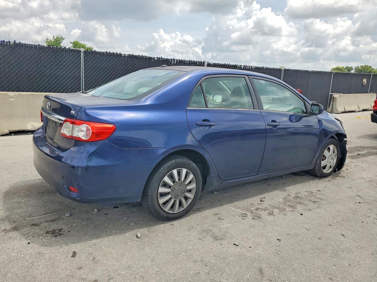 2013 Toyota Corolla Le Blue vin: 5YFBU4EE2DP142970