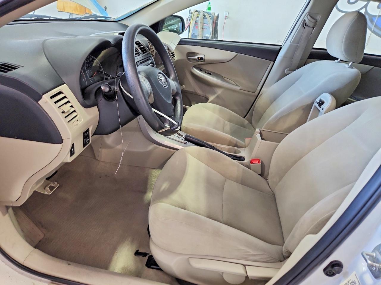 2012 Toyota Corolla Le White vin: 5YFBU4EE3CP035750