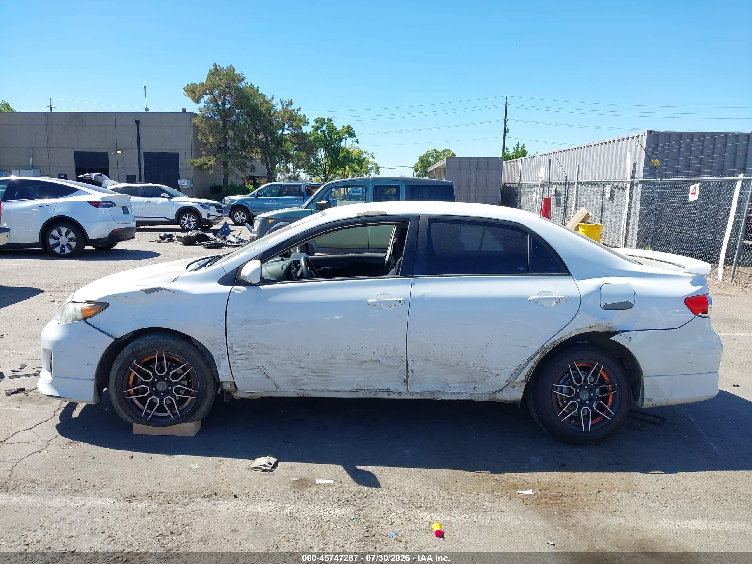 2013 Toyota Corolla S Белый vin: 5YFBU4EE3DP084352