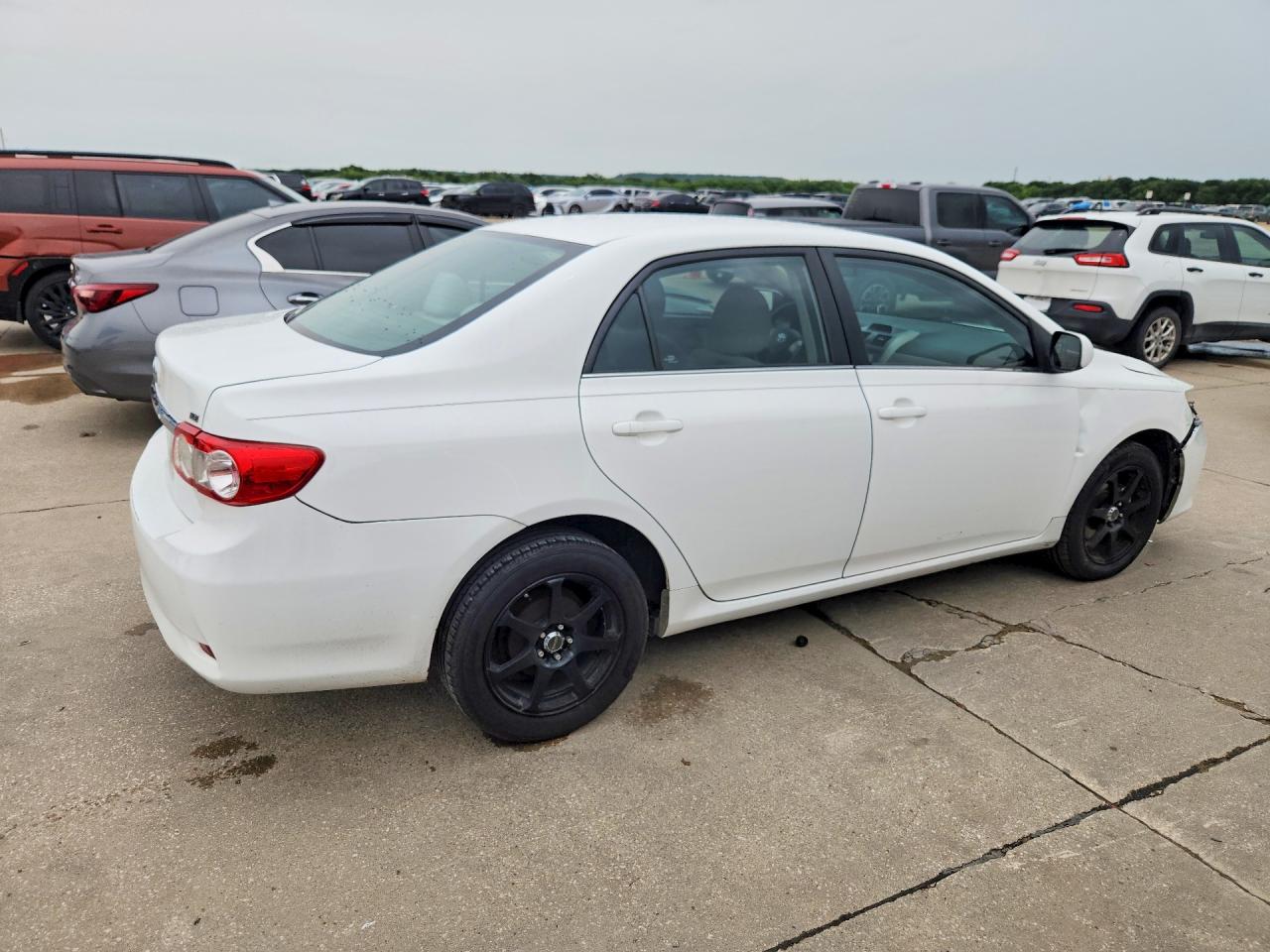 2013 Toyota Corolla Le White vin: 5YFBU4EE3DP092337