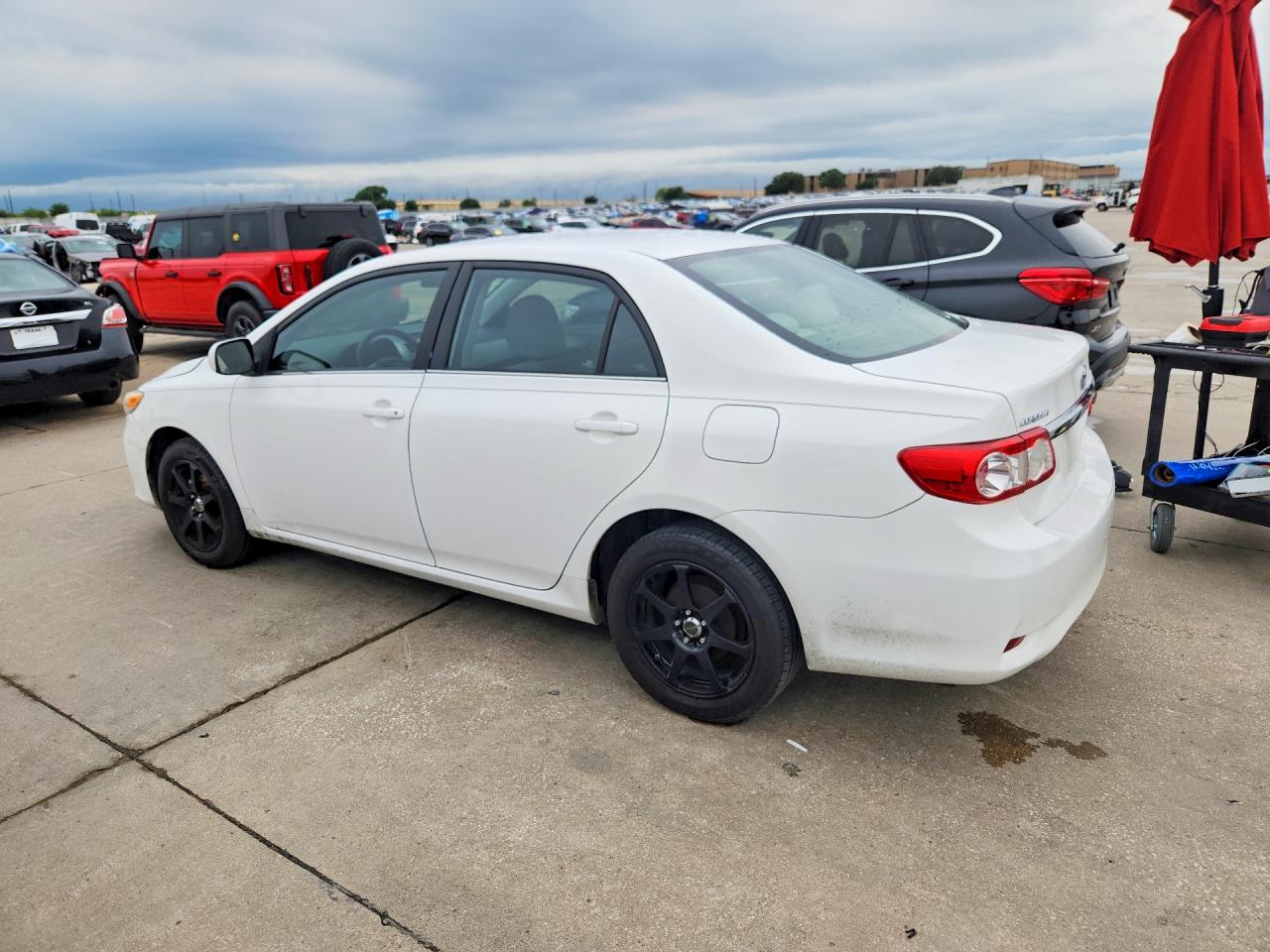 2013 Toyota Corolla Le White vin: 5YFBU4EE3DP092337