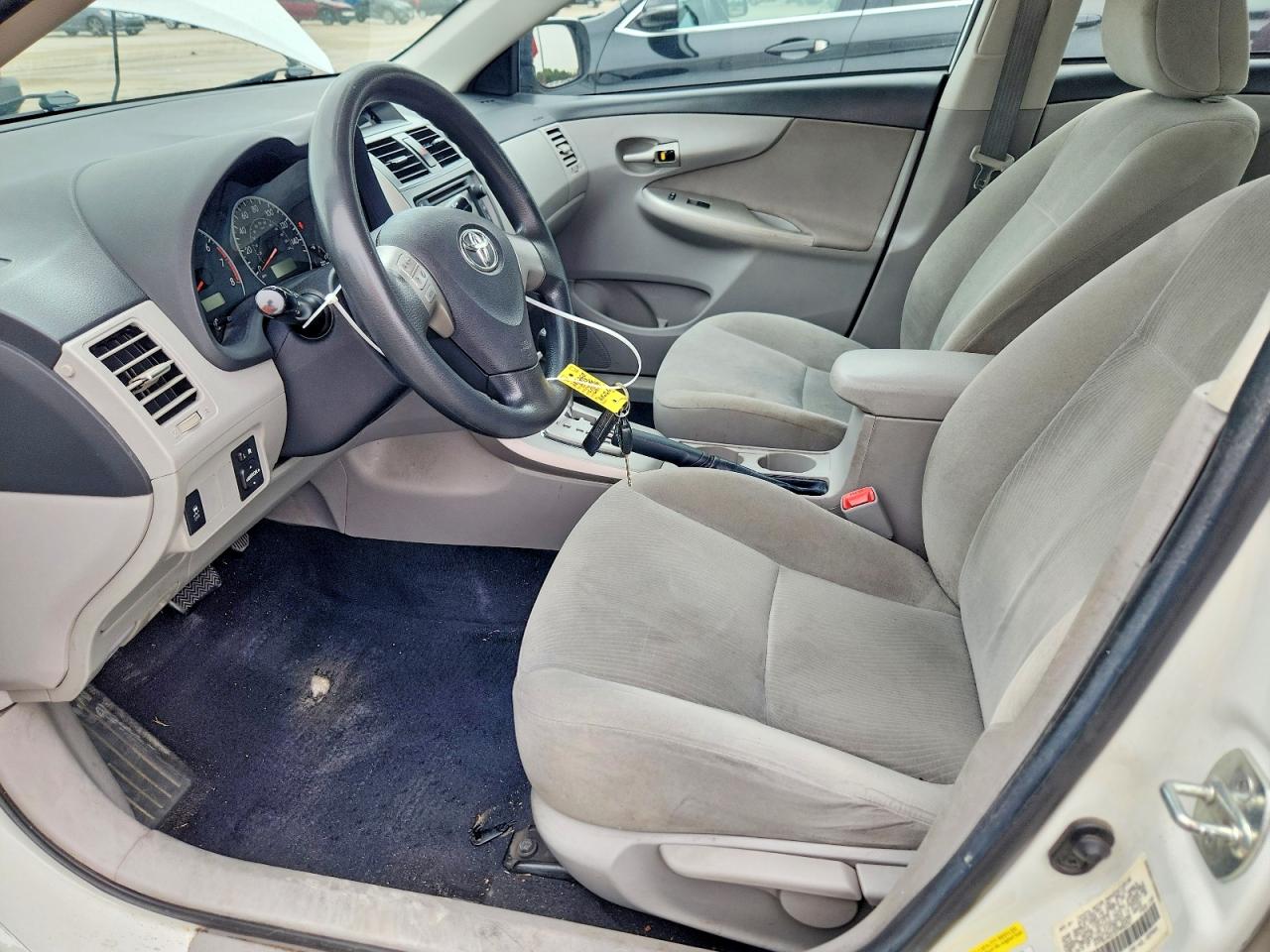 2013 Toyota Corolla Le White vin: 5YFBU4EE3DP092337
