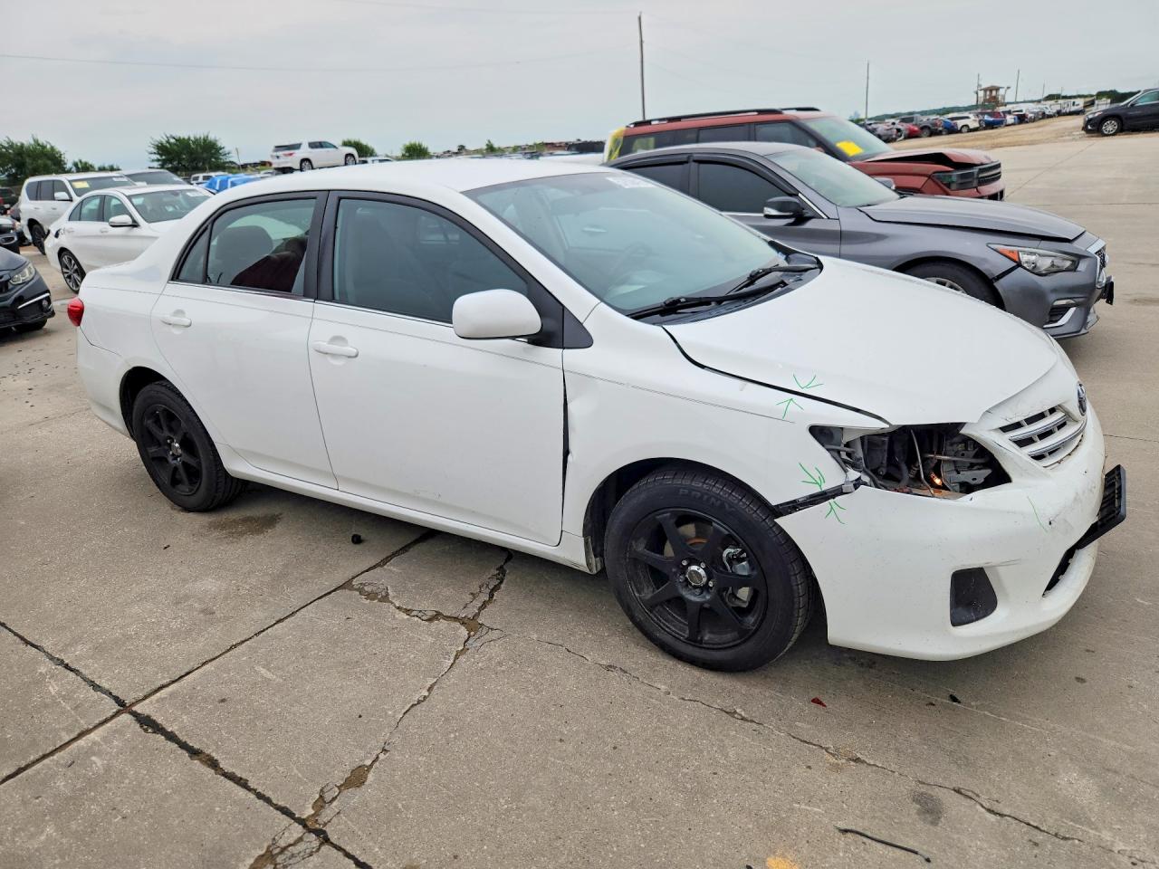 2013 Toyota Corolla Le White vin: 5YFBU4EE3DP092337