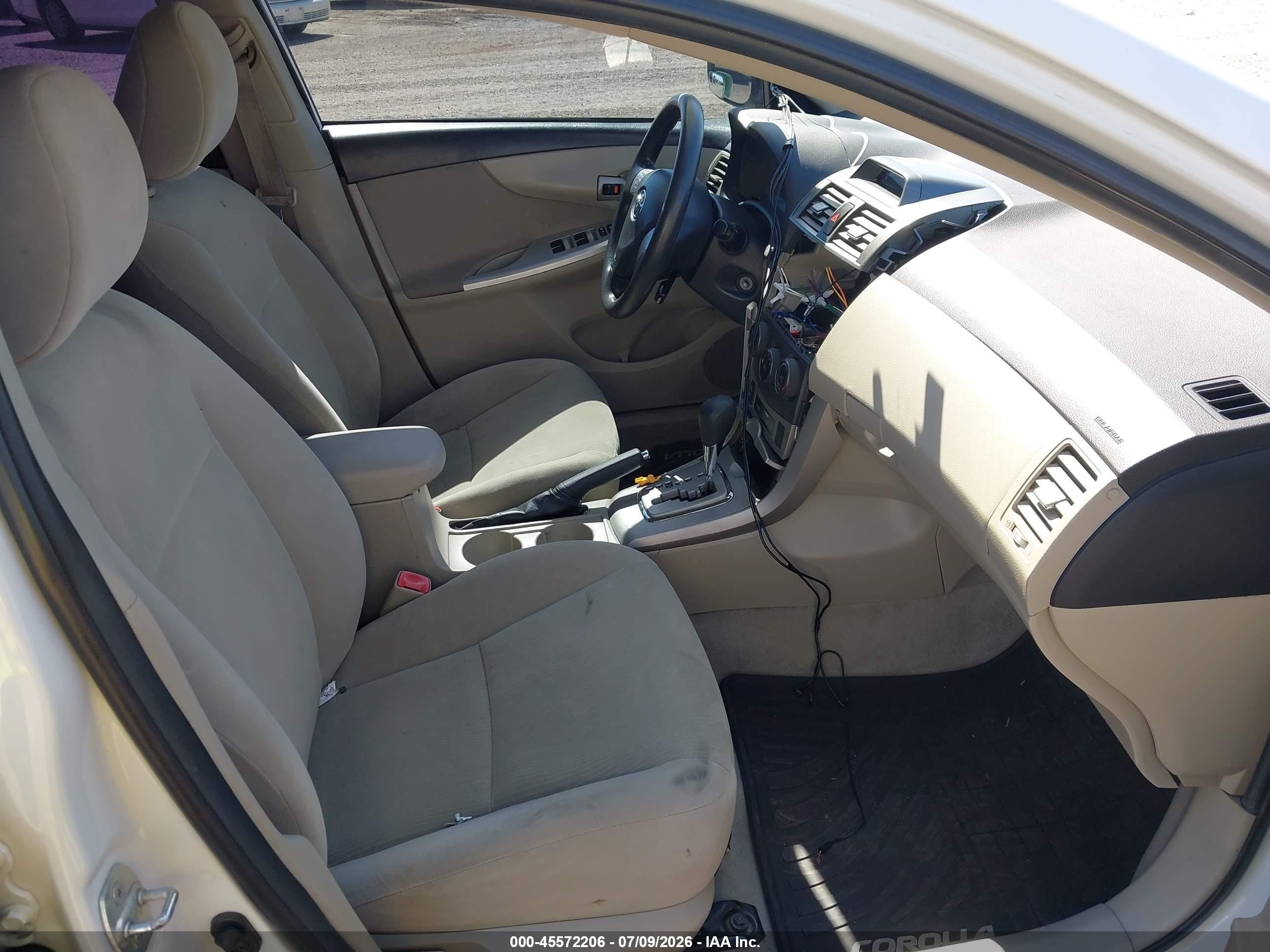 2013 Toyota Corolla Le White vin: 5YFBU4EE3DP140225