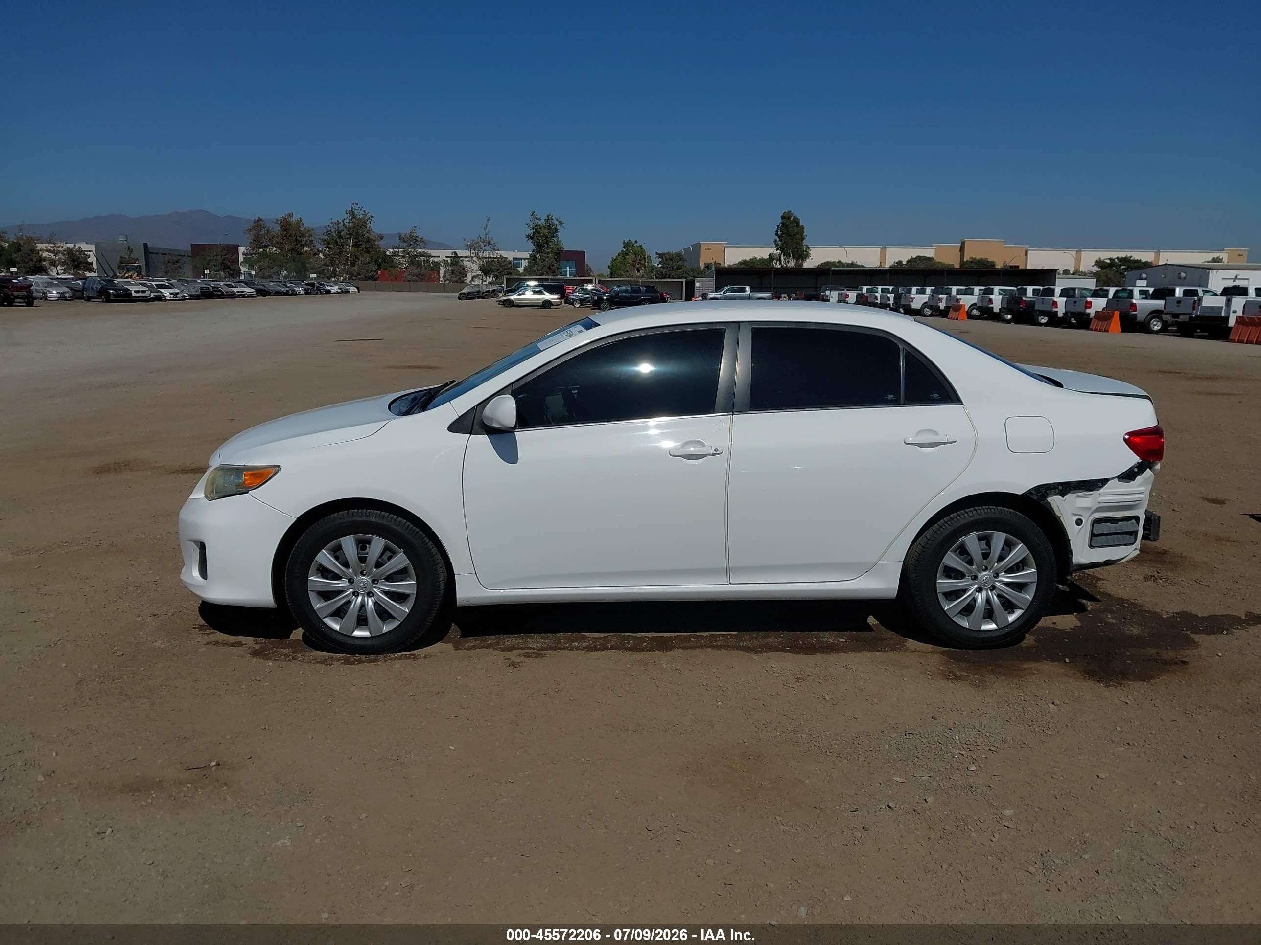 2013 Toyota Corolla Le White vin: 5YFBU4EE3DP140225