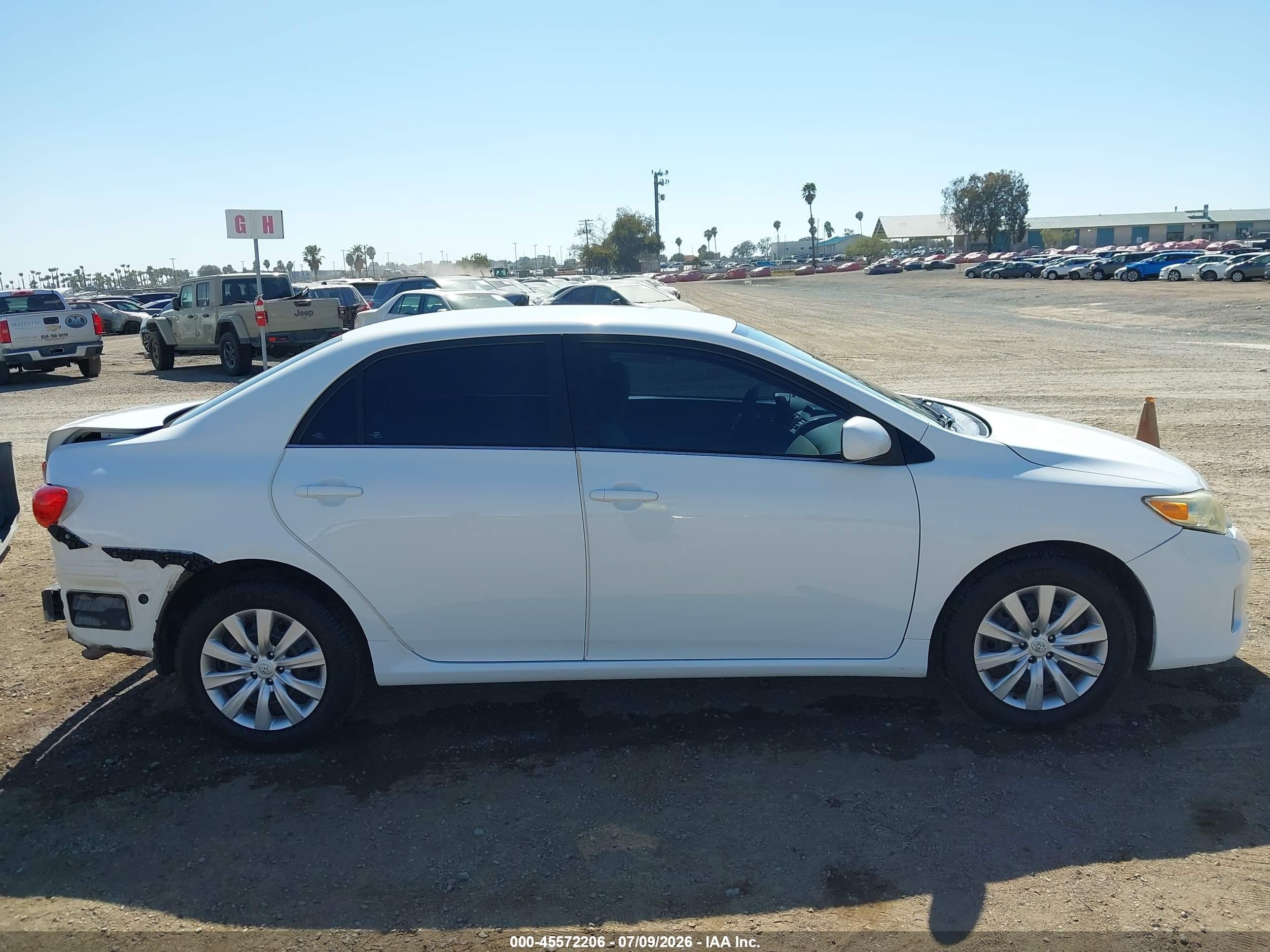 2013 Toyota Corolla Le White vin: 5YFBU4EE3DP140225