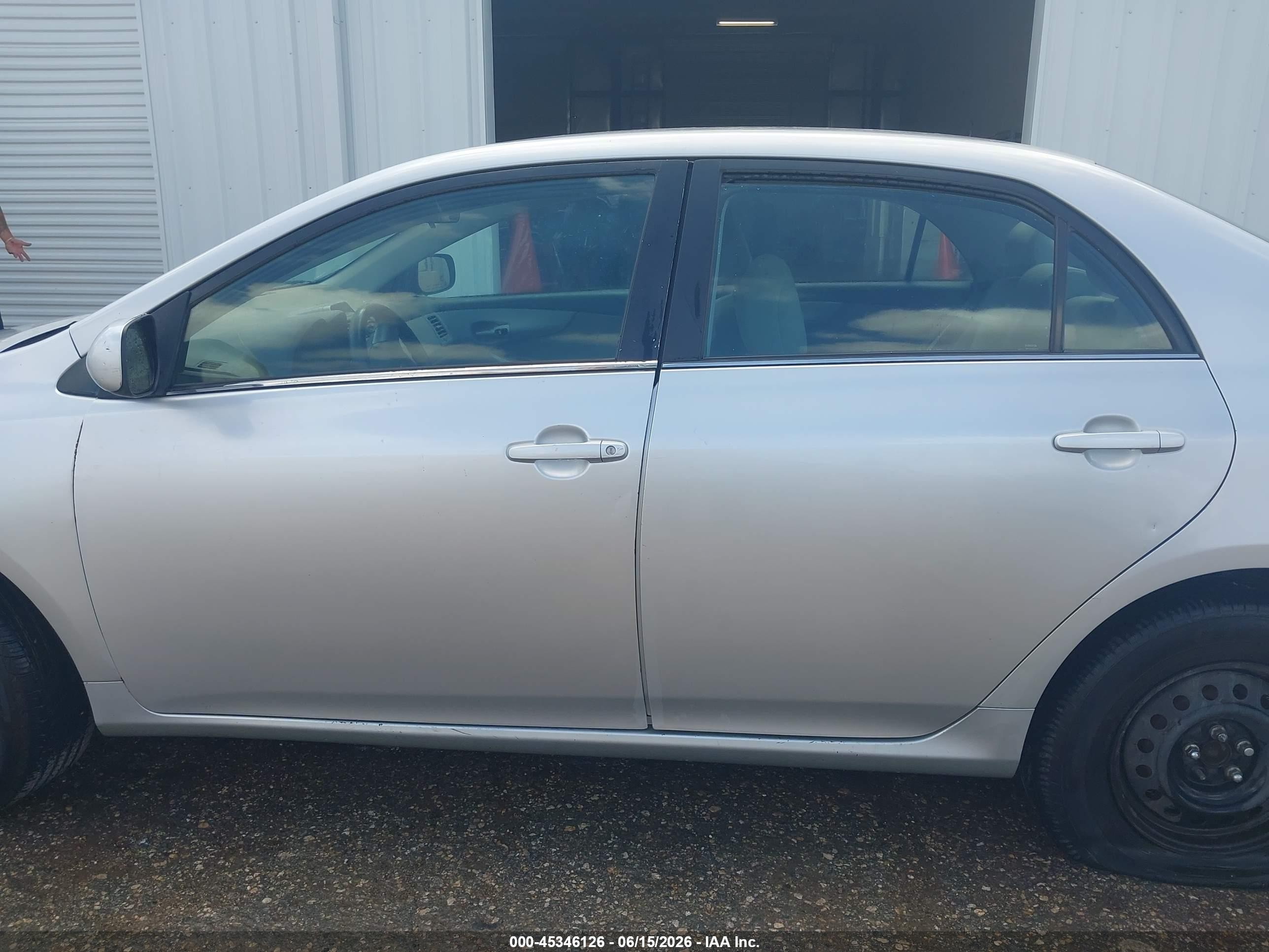 2013 Toyota Corolla Le Silver vin: 5YFBU4EE3DP182118