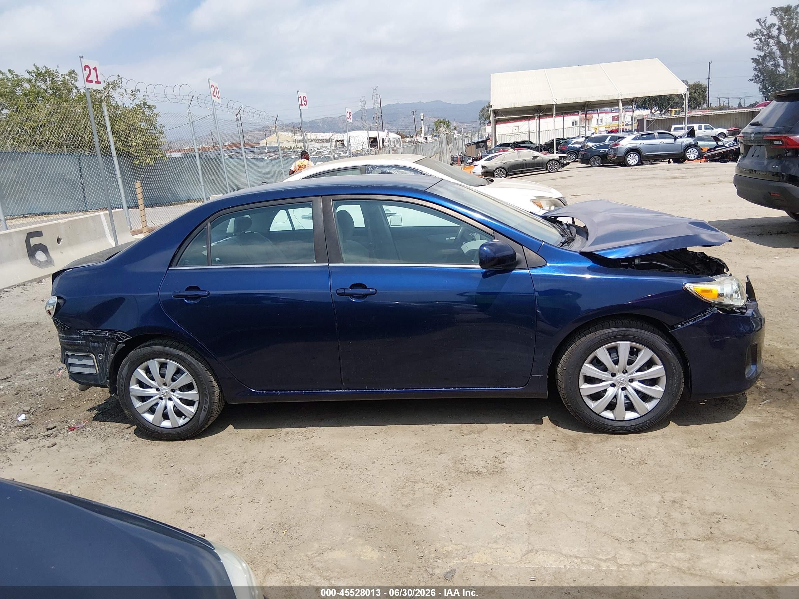 2013 Toyota Corolla Le Blue vin: 5YFBU4EE3DP194625