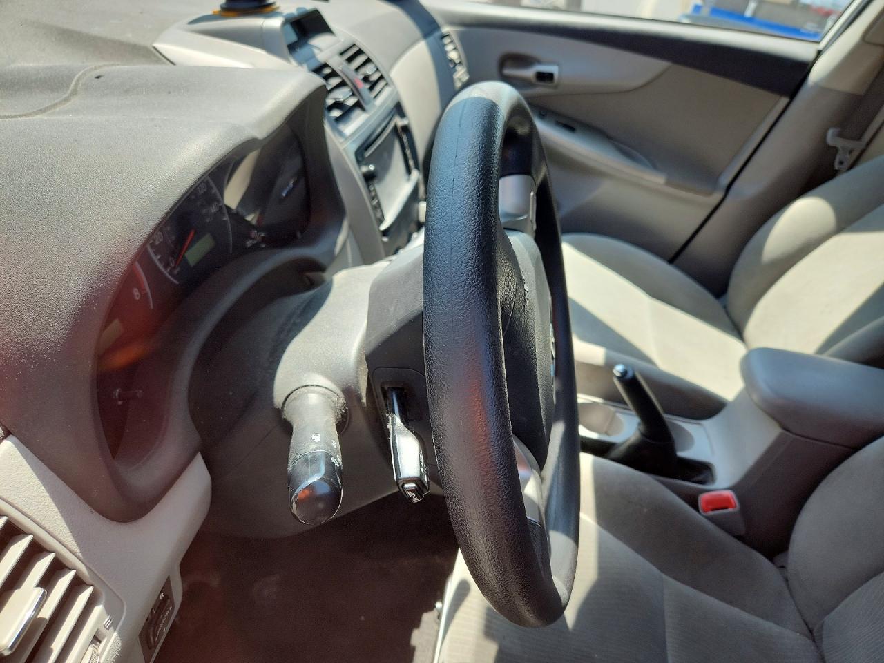 2013 Toyota Corolla Le White vin: 5YFBU4EE3DP200326