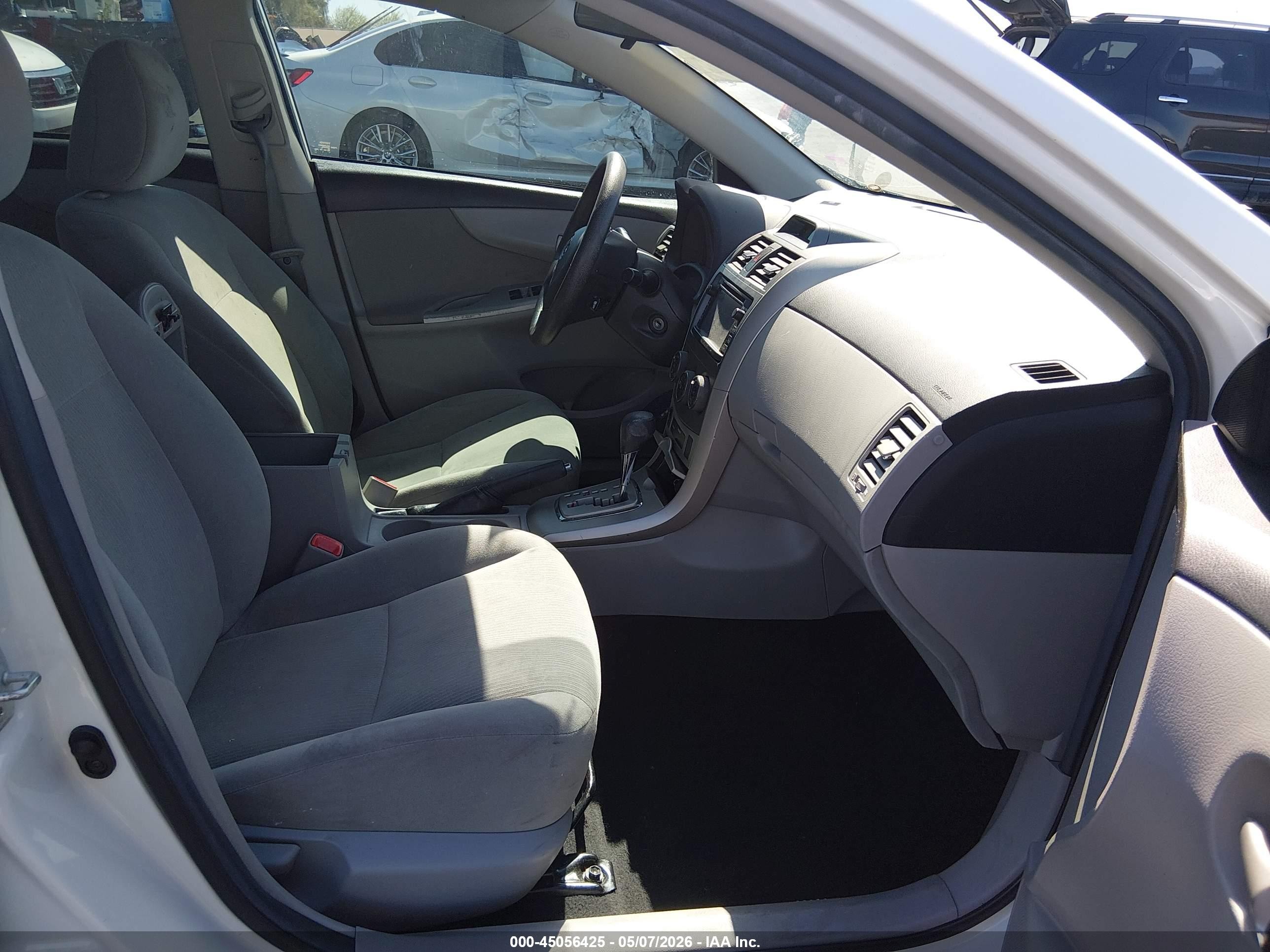 2013 Toyota Corolla Le White vin: 5YFBU4EE3DP217630