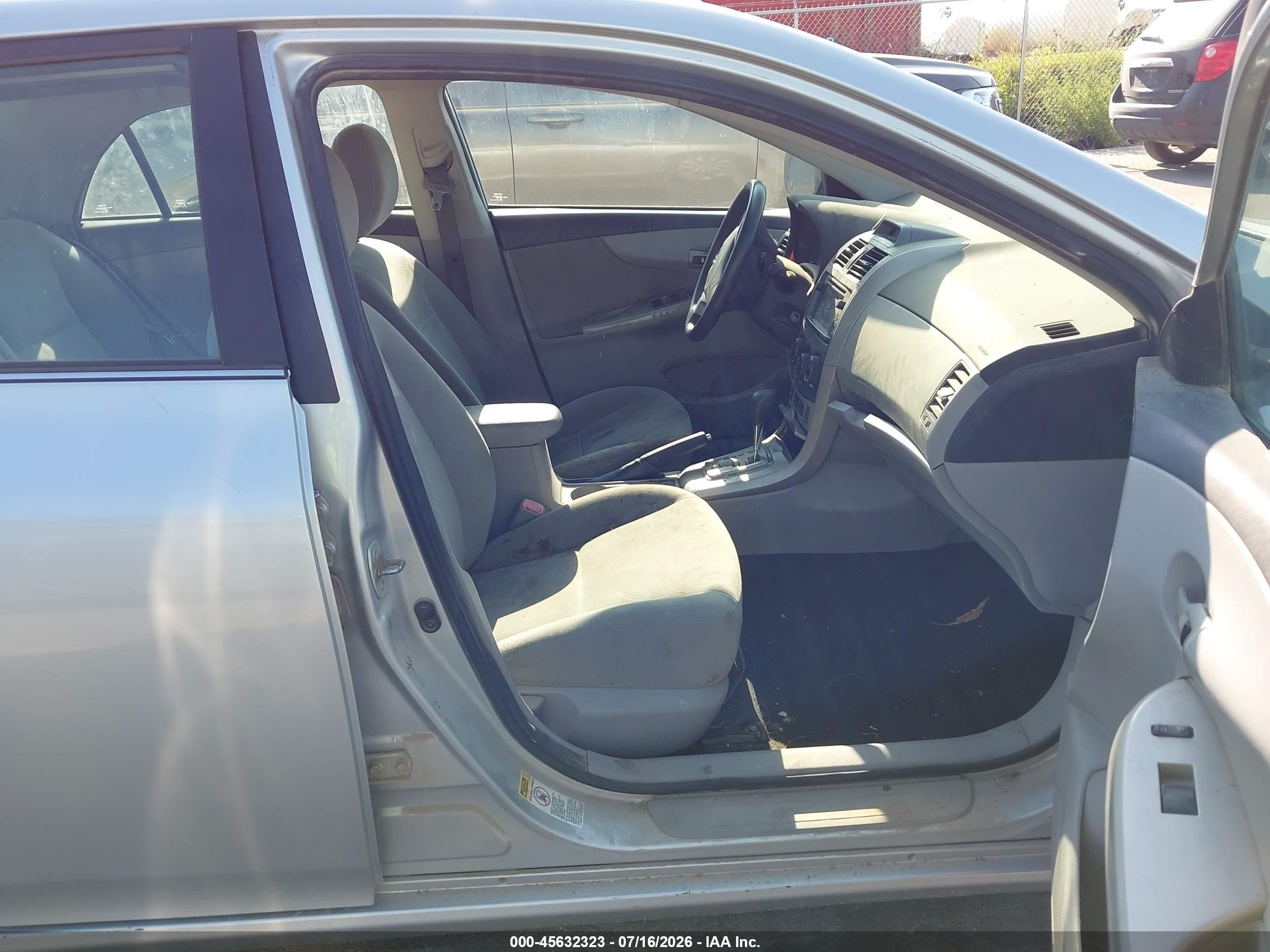 2013 Toyota Corolla Le Silver vin: 5YFBU4EE4DP075272
