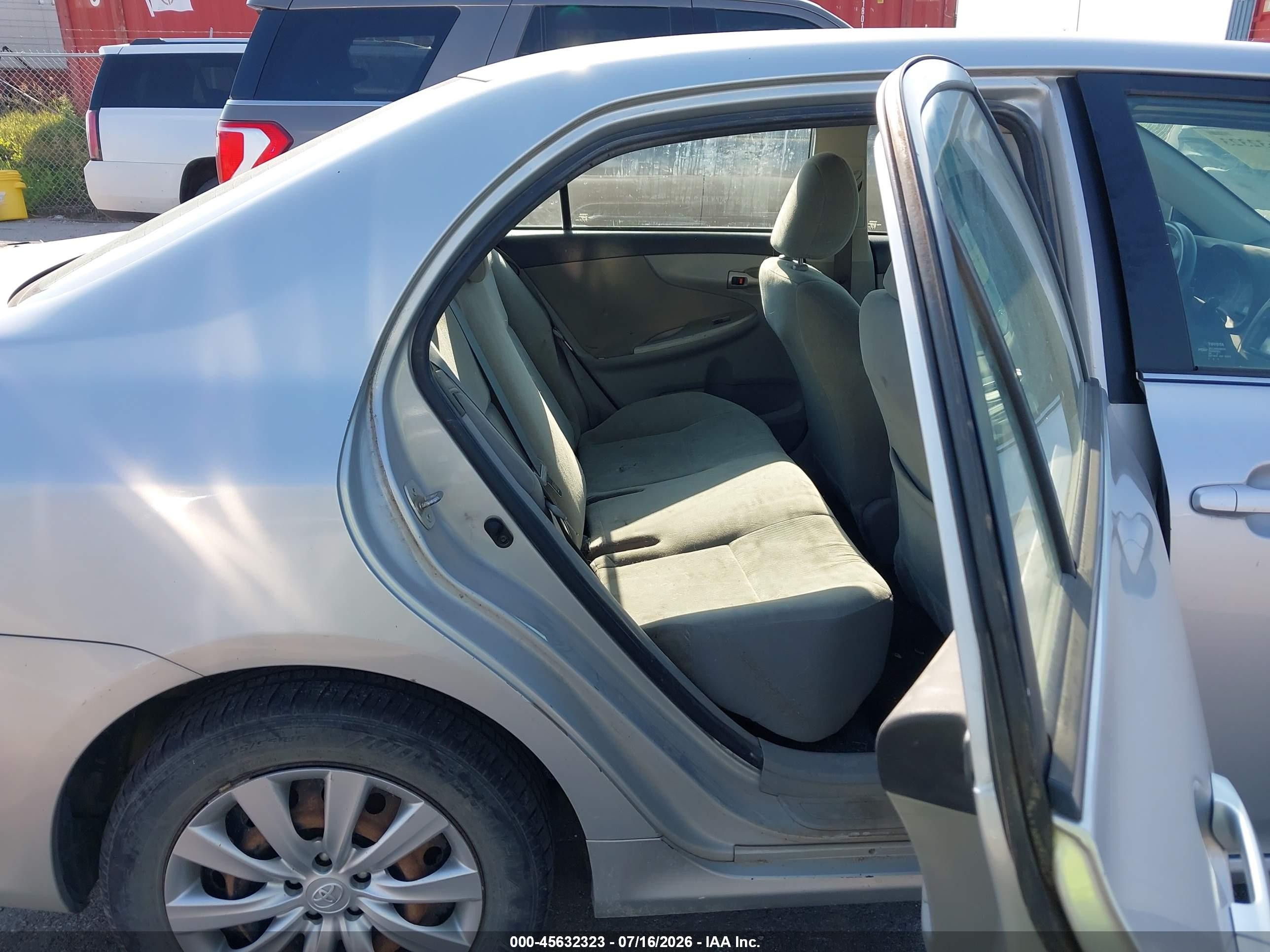 2013 Toyota Corolla Le Silver vin: 5YFBU4EE4DP075272
