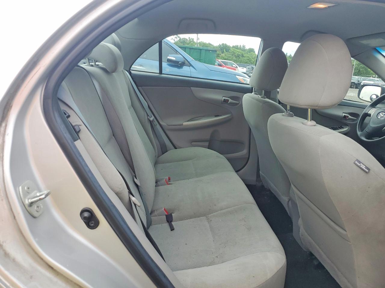 2013 Toyota Corolla Le Silver vin: 5YFBU4EE4DP096378
