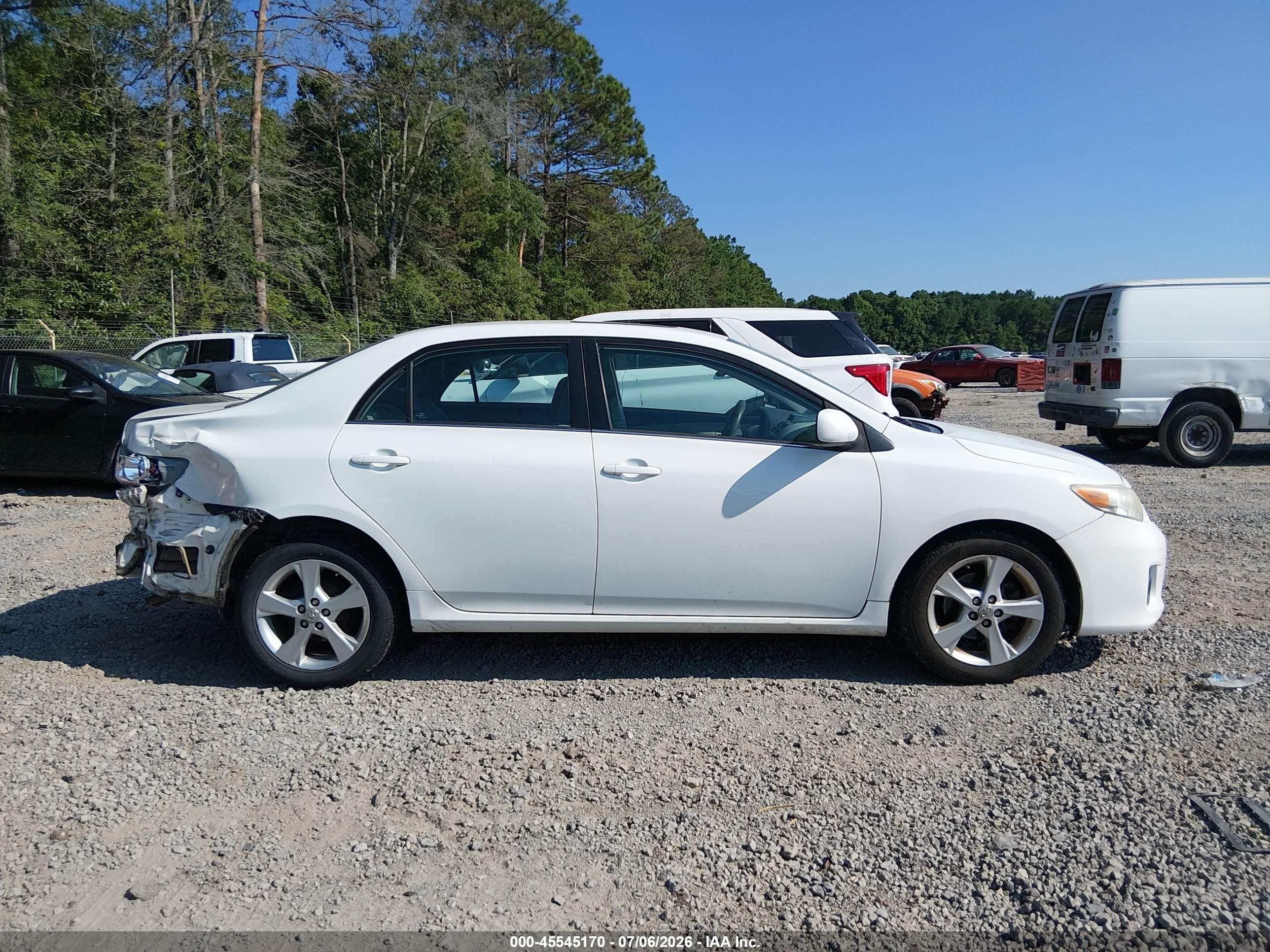 2013 Toyota Corolla Le Белый vin: 5YFBU4EE4DP106777