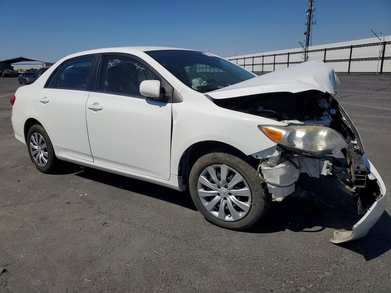 2013 Toyota Corolla Le White vin: 5YFBU4EE4DP202201