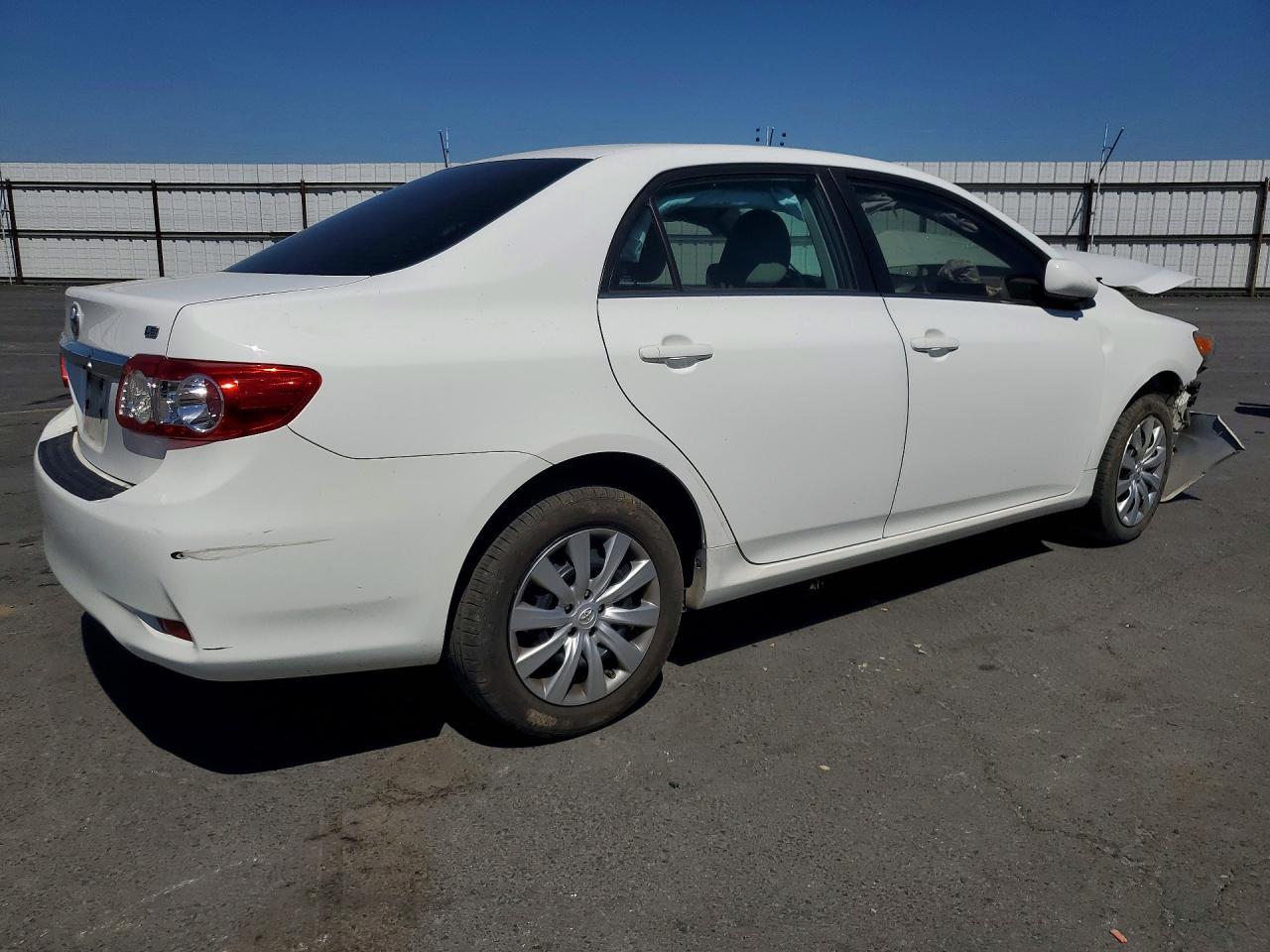 2013 Toyota Corolla Le White vin: 5YFBU4EE4DP202201