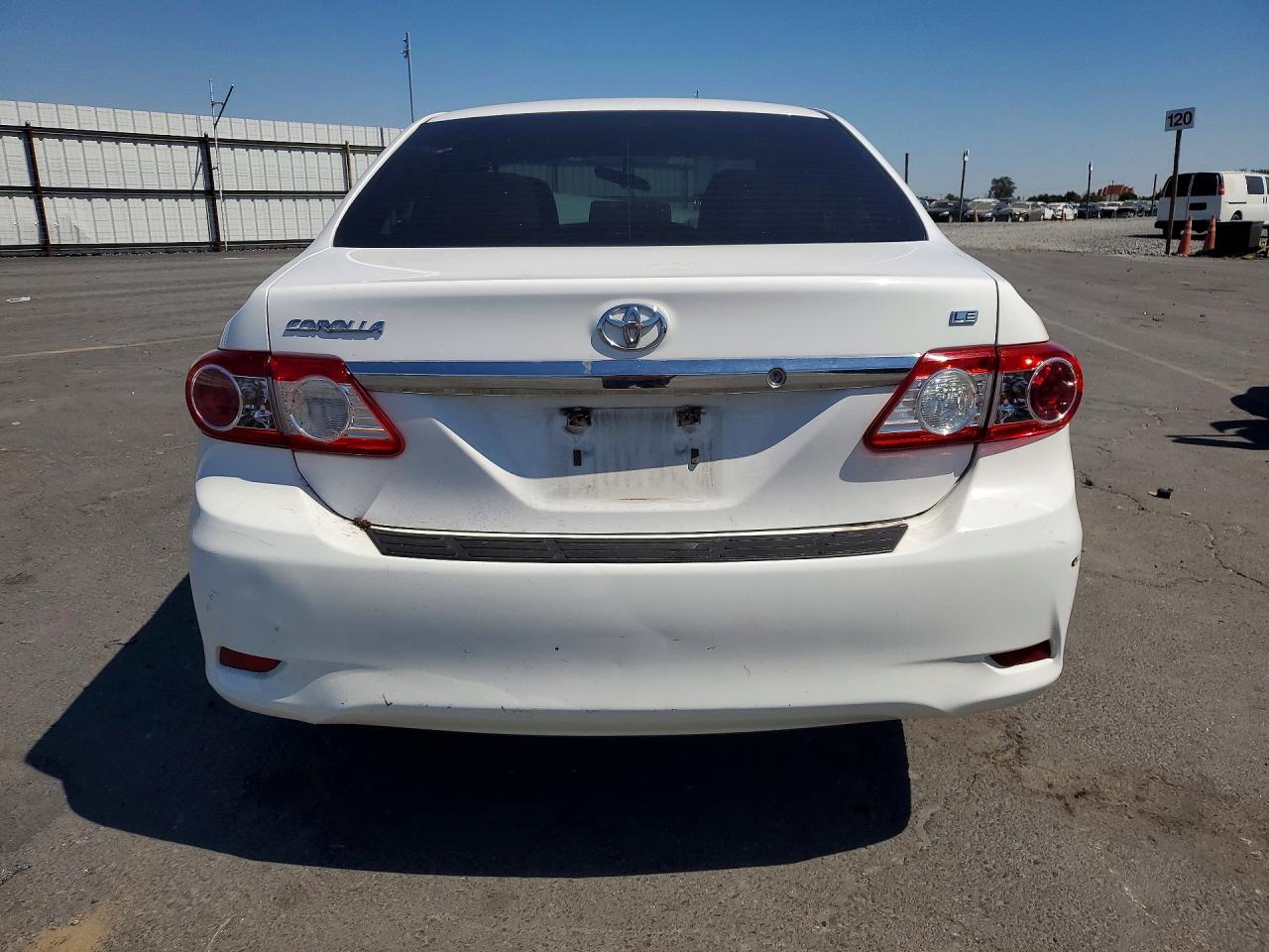 2013 Toyota Corolla Le White vin: 5YFBU4EE4DP202201