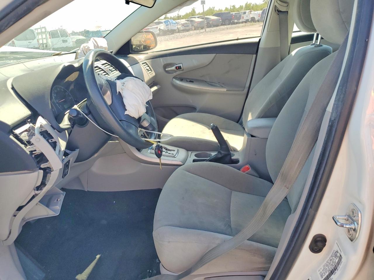 2013 Toyota Corolla Le White vin: 5YFBU4EE4DP202201