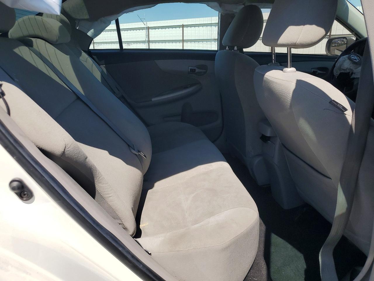 2013 Toyota Corolla Le White vin: 5YFBU4EE4DP202201