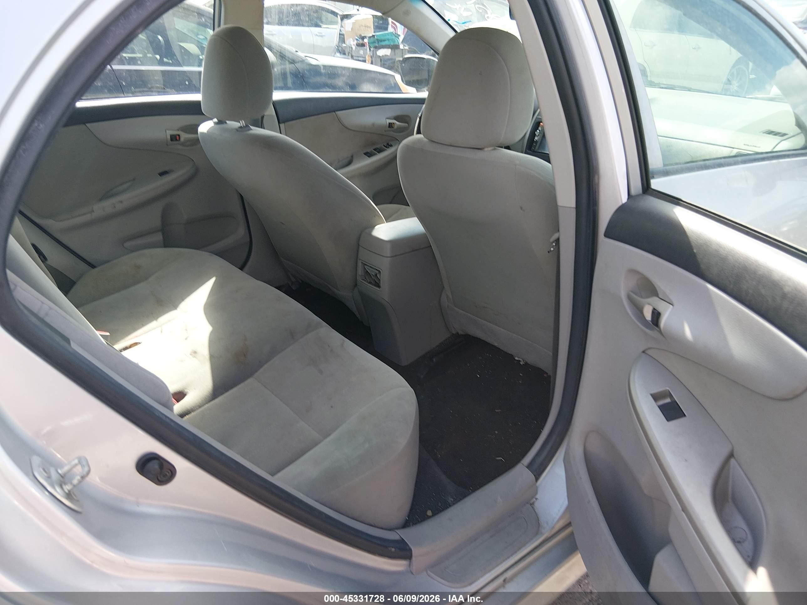 2013 Toyota Corolla L Silver vin: 5YFBU4EE5DP131851