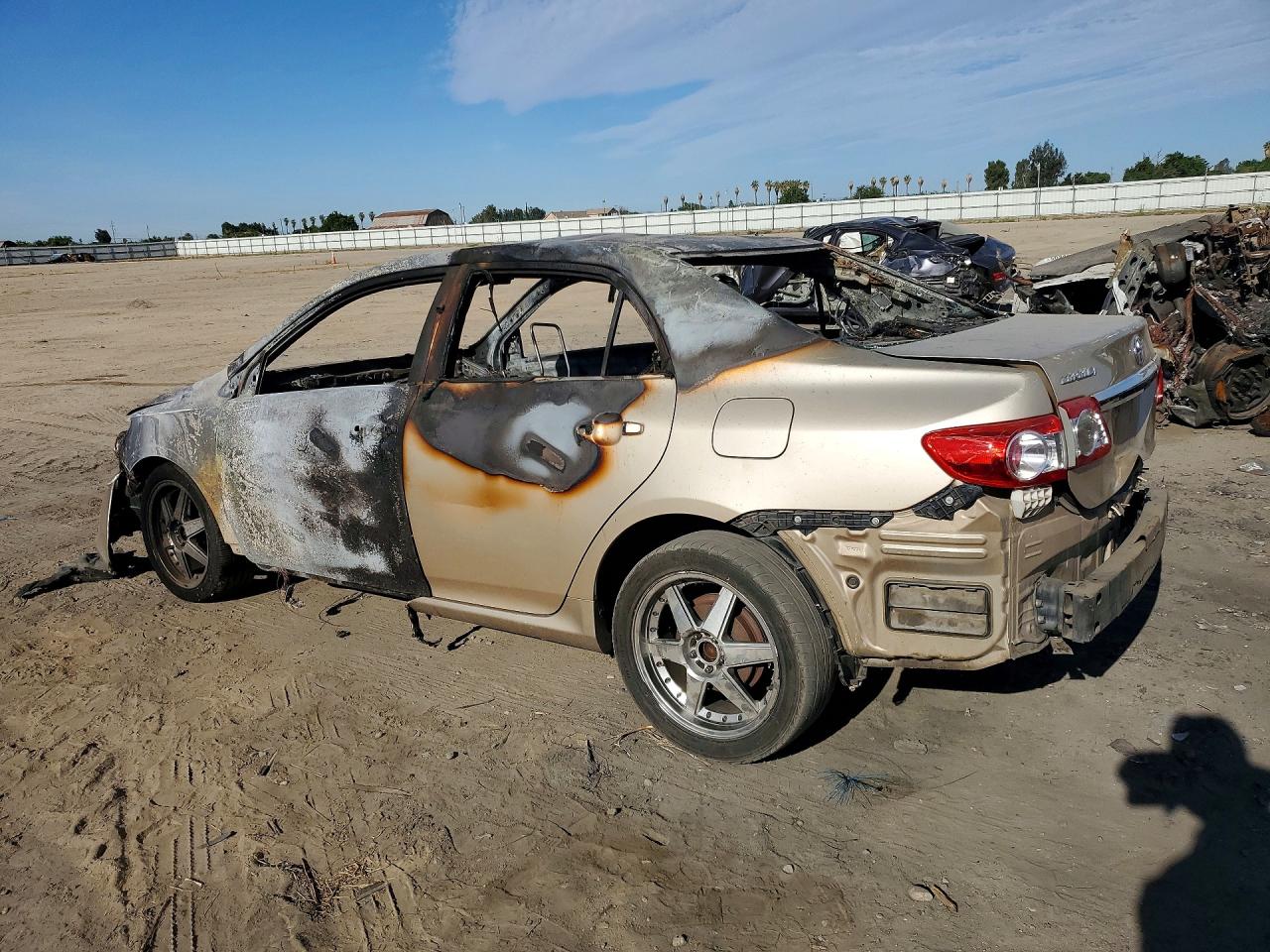 2013 Toyota Corolla L Желто-коричневый vin: 5YFBU4EE5DP162033