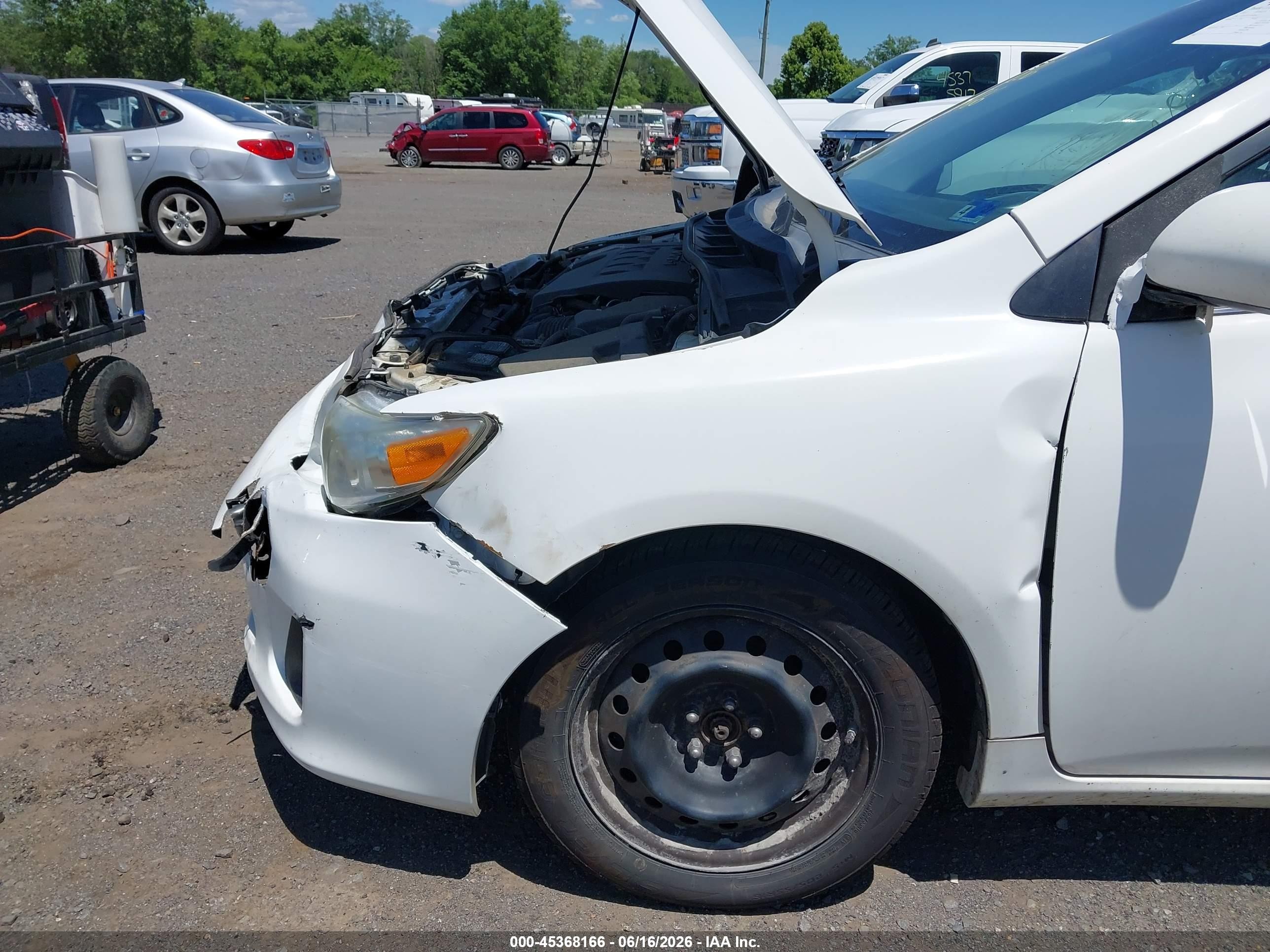 2013 Toyota Corolla Le White vin: 5YFBU4EE5DP188423